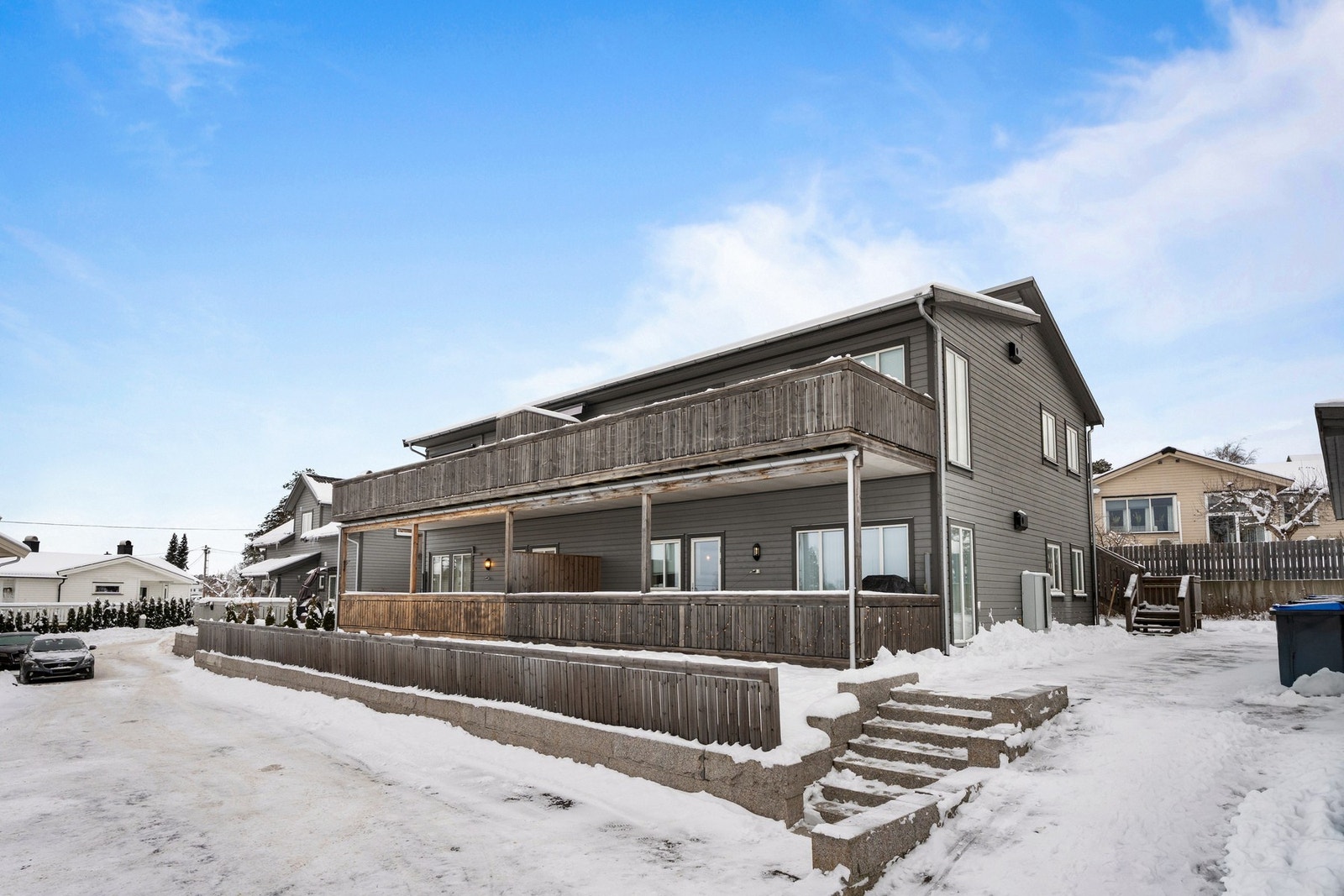 Felles tomt som er pent opparbeidet. Parkeringsplass er asfaltert. Galleribilde