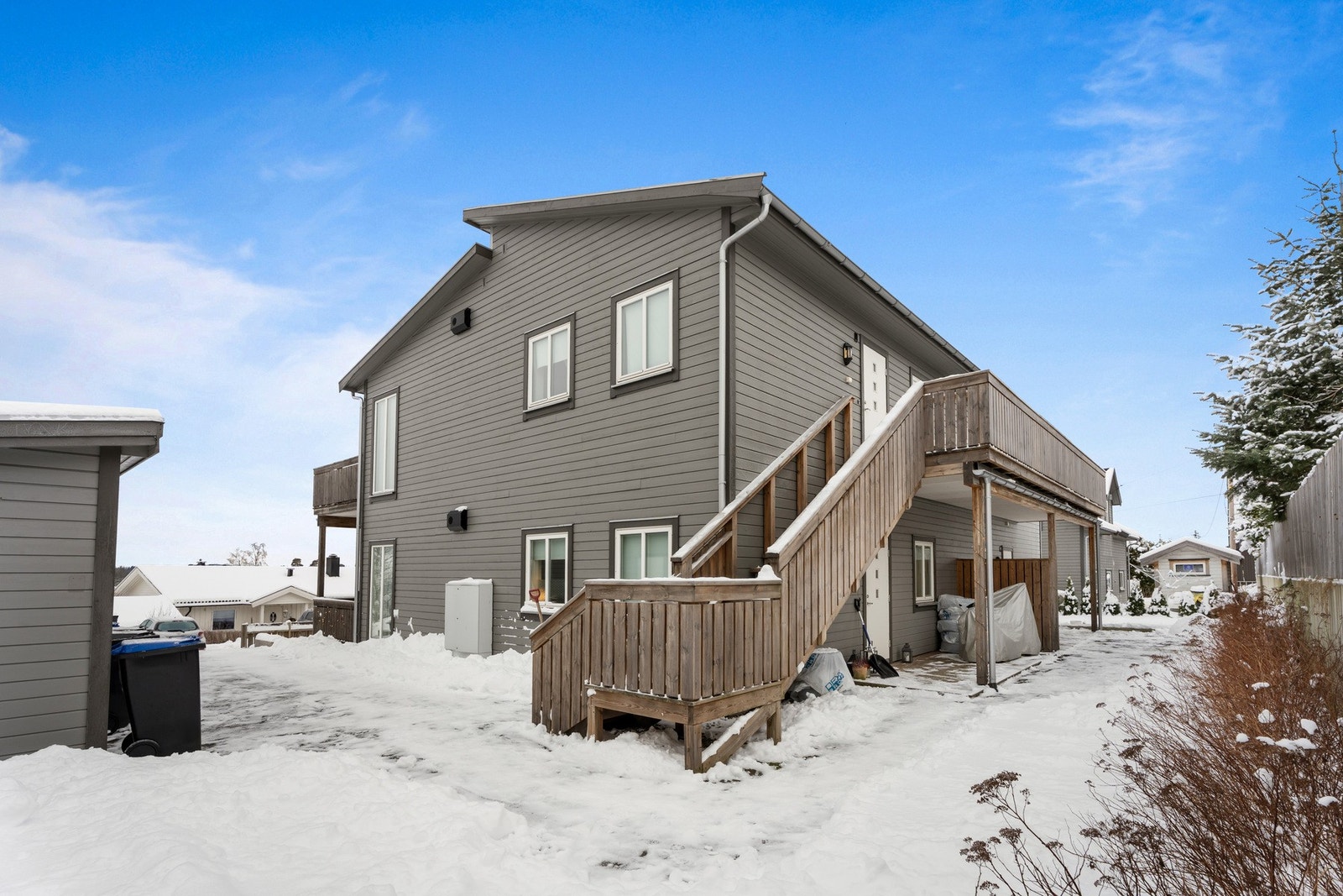 Inngangsparti er opp trappen og døren lengst inn. Galleribilde