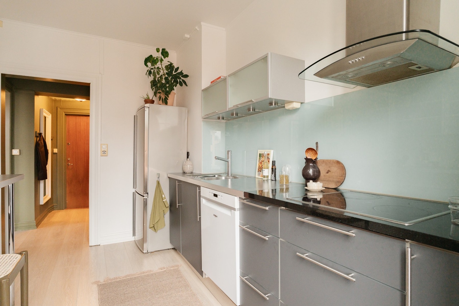 Kjøkken med god skapplass og benkeplass. Galleribilde