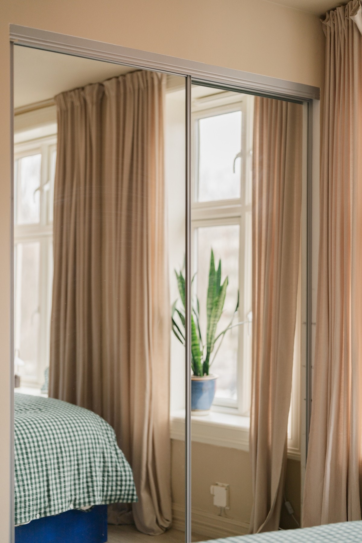 Skyvedørsgarderobe med god plass. Galleribilde