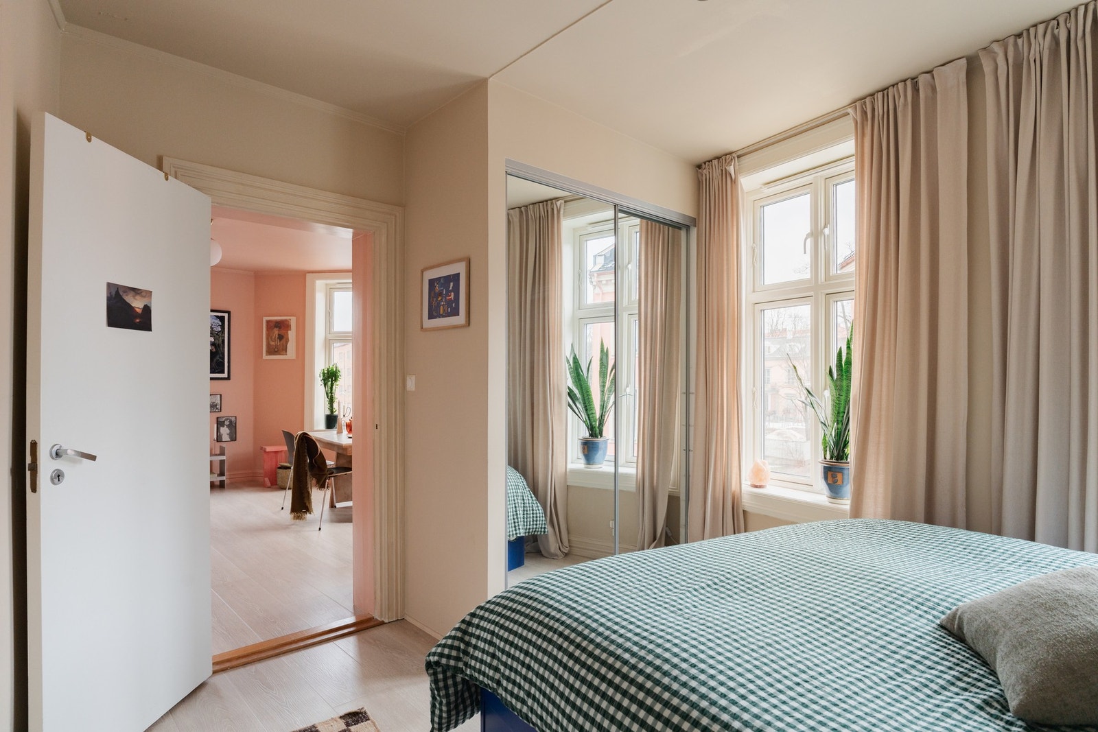 Soverom med skyvedørsgarderobe. Galleribilde