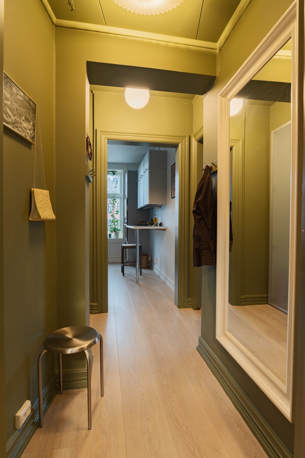 Entrè med plass til ytterklær og sko. Galleribilde