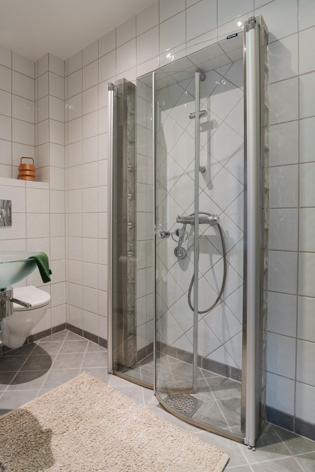 Lekkert flislagt bad med dusjnisje. Galleribilde