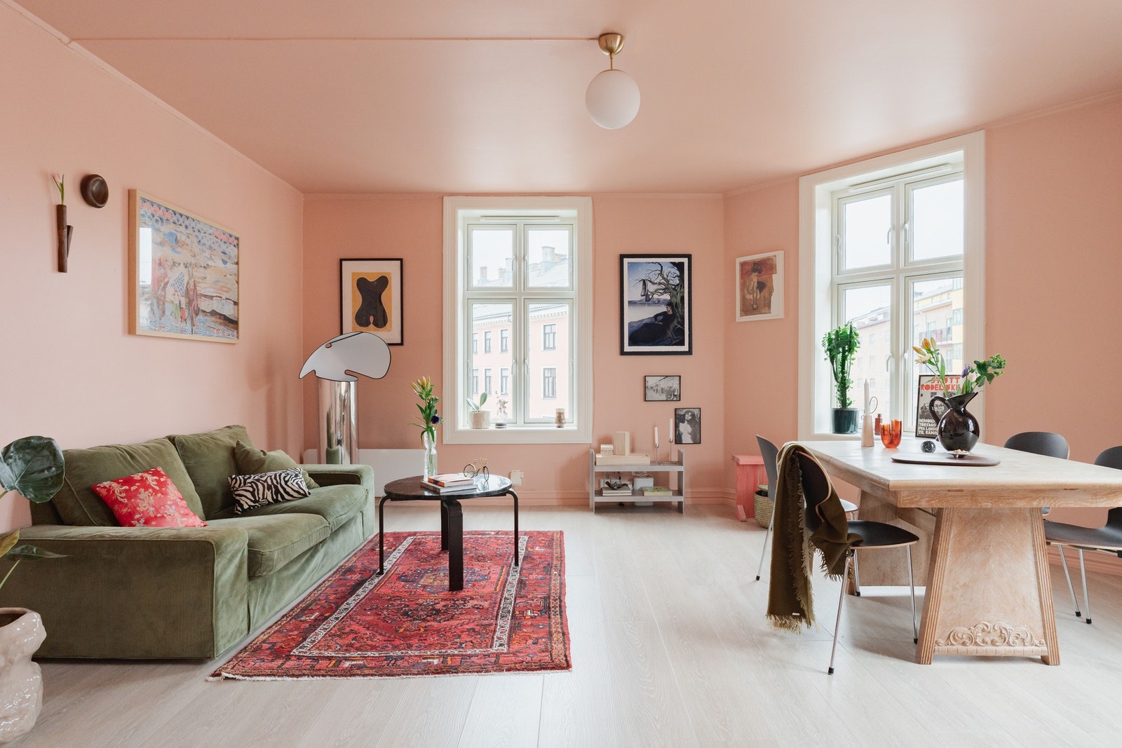 Lekre gulv og masse lys inn av de nye vinduene. Galleribilde