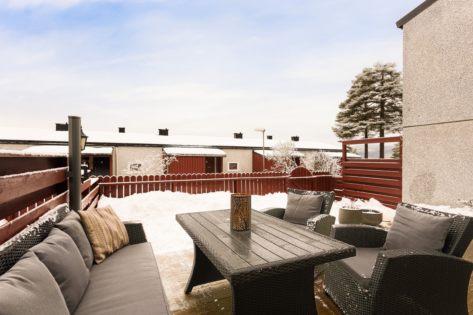 Her har du plass til utemøblement, hvor du kan nye de gode solforholdene! Galleribilde