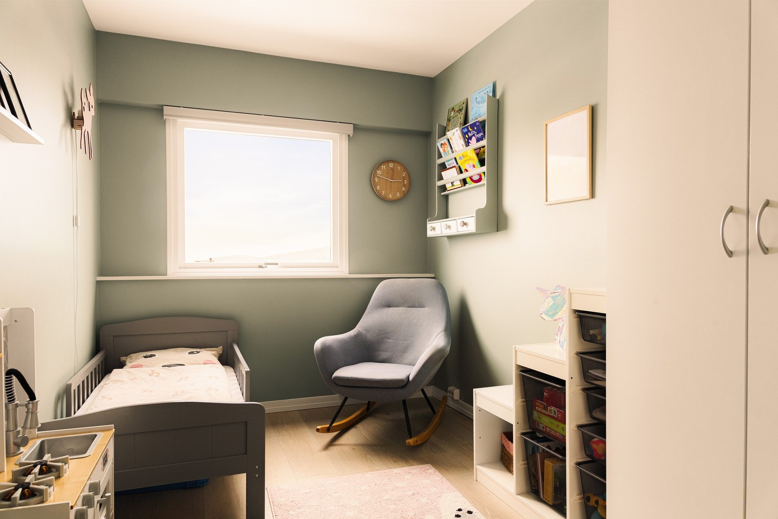 Laminatgulv, slette vegger i rolige toner og lysmalt himling skaper en behagelig og harmonisk atmosfære. Galleribilde