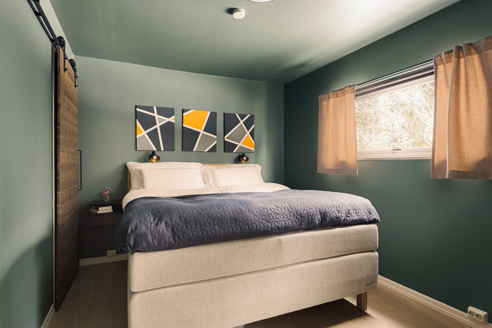 Hovedsoverommet byr på god plass til dobbeltseng med tilhørende møblement. Galleribilde