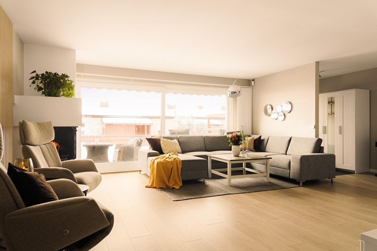 Laminatgulvet og de slette veggene i lyse fargetoner sammen med hvitmalt himling gir rommet et moderne og elegant uttrykk. Galleribilde