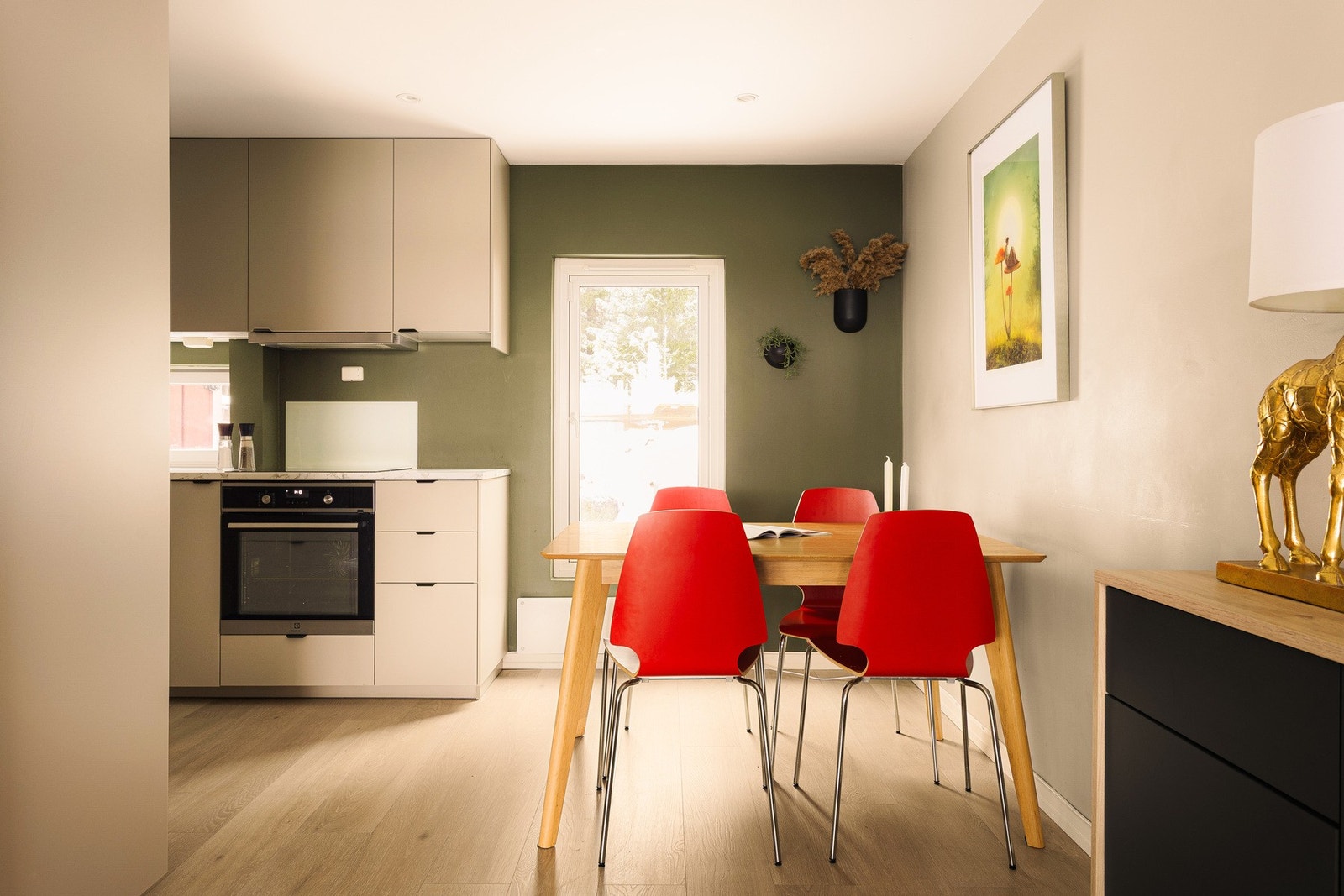 Her er det plass til spisebord, noe som gir en praktisk løsning for morgenfrokosten eller en enkel lunsj i hverdagen. Galleribilde
