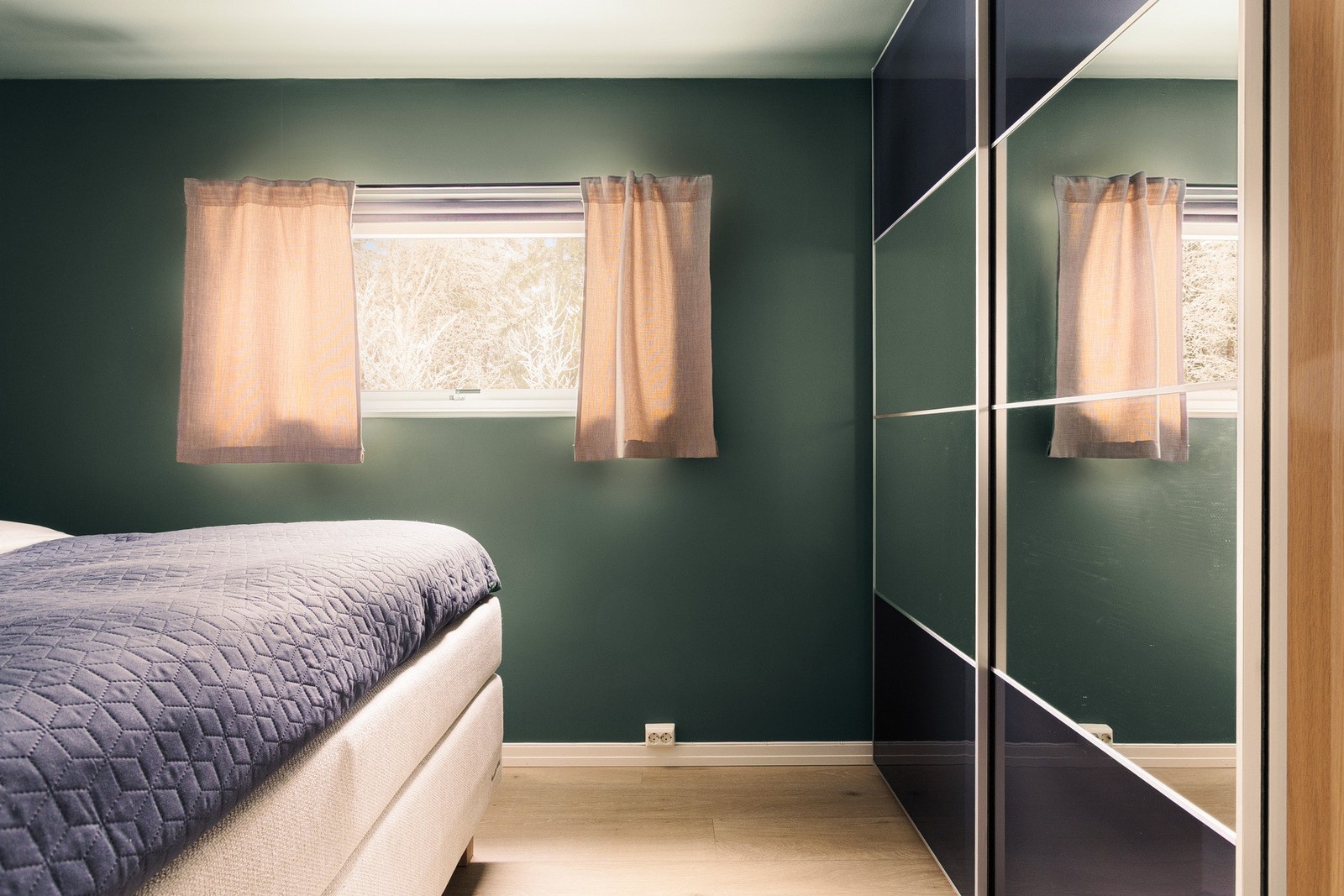 En praktisk skyvedørsgarderobe med speilflater skaper en luftig og romslig atmosfære. Galleribilde