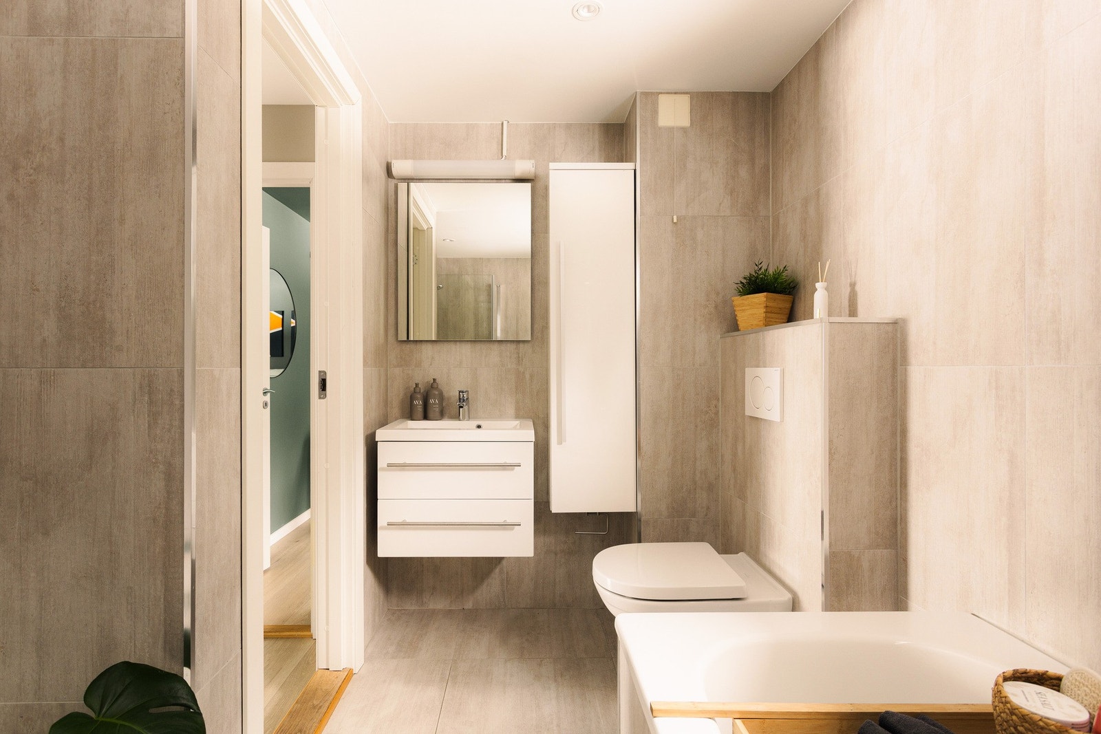 Begge badene er fra 2017, med flislagt gulv med gulvvarme og flislagte vegger. Videre er det himlingsflater utført i glatte malte flater, der badet i andre etasje også har downlights. Galleribilde