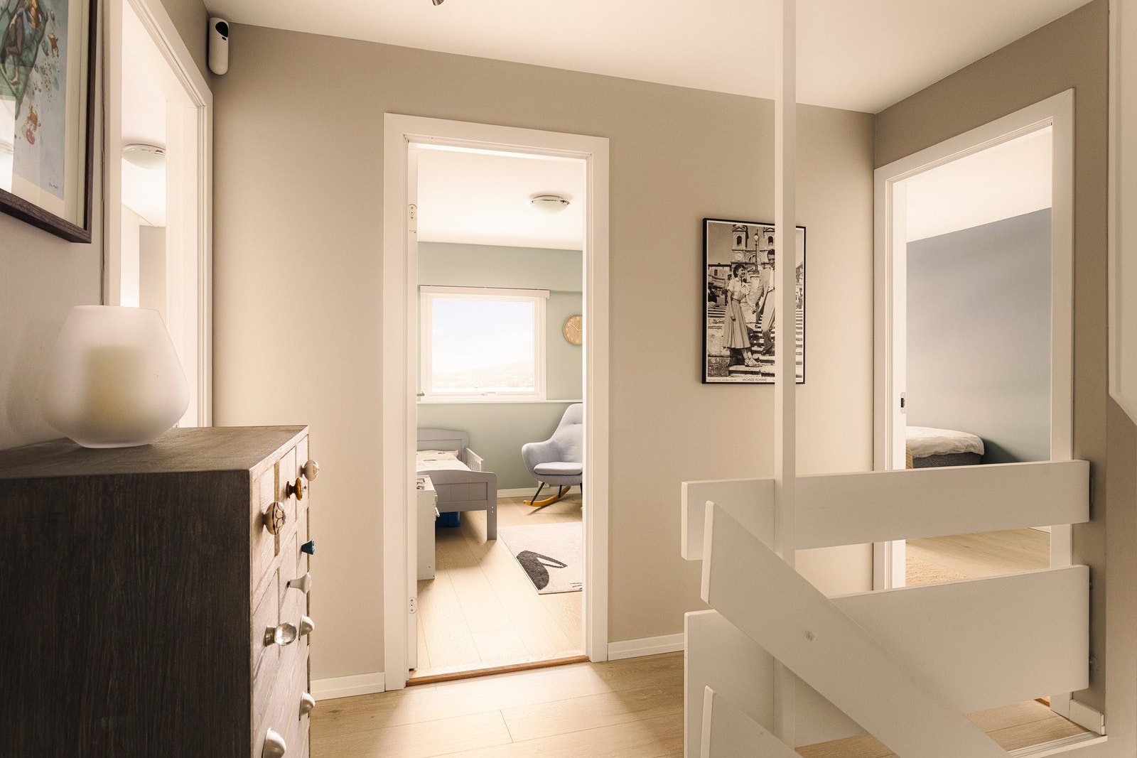 Boligen har en praktisk planløsning, hvor du finner fire soverom, et baderom og to boder i boligens andre etasje. Galleribilde