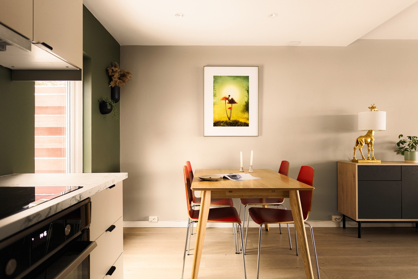 Innredningen har glatte skapfronter og laminert benkeplate fra 2026, holdt i tidløse farger som skaper et rolig og elegant uttrykk. Galleribilde