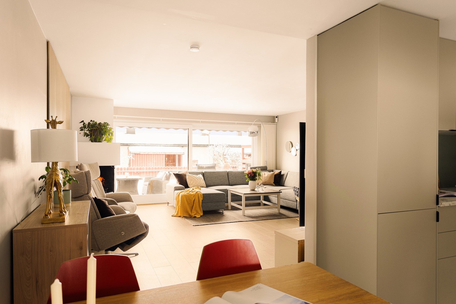 Videre så beveger vi oss til kjøkkenet. Kjøkkenet har en delvis åpen løsning mot stuen, med en moderne kjøkkeninnredning fra 2017. Galleribilde