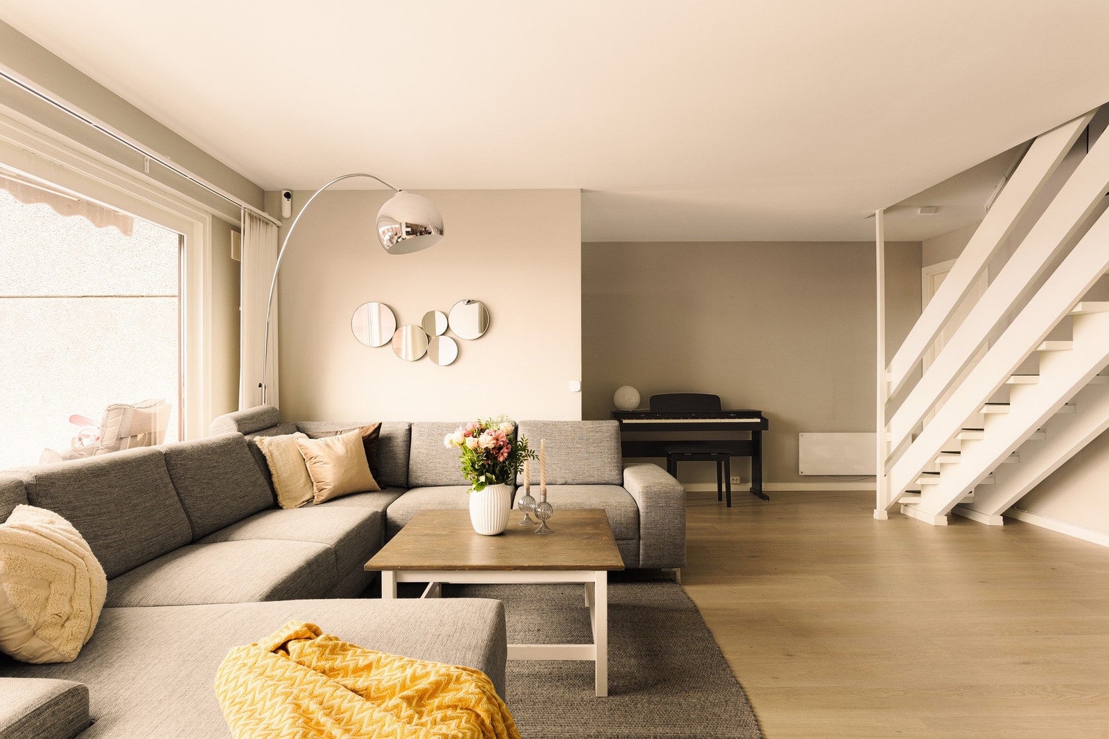 Videre inn i boligen finner vi stuen. Stuen har en delvis åpen løsning mot kjøkkenet, noe som skaper en romslig og luftig atmosfære. Galleribilde