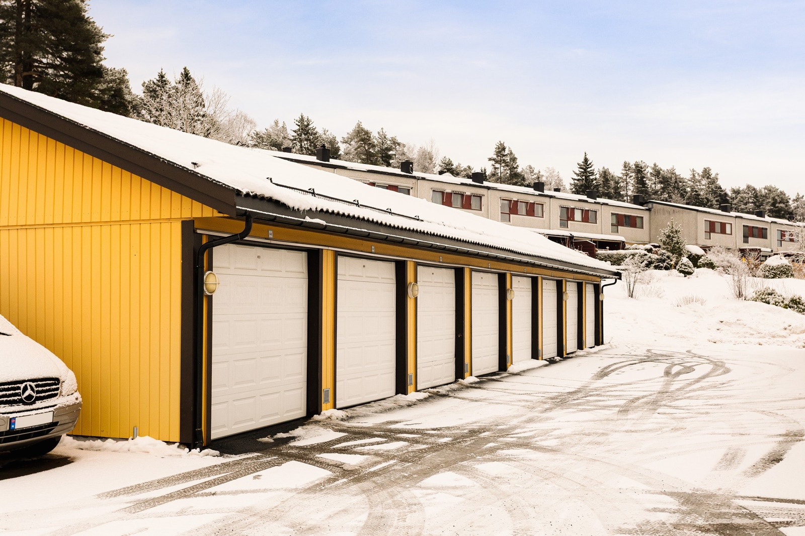 Det følger en garasjeplass med elbillader og elektrisk port. Galleribilde