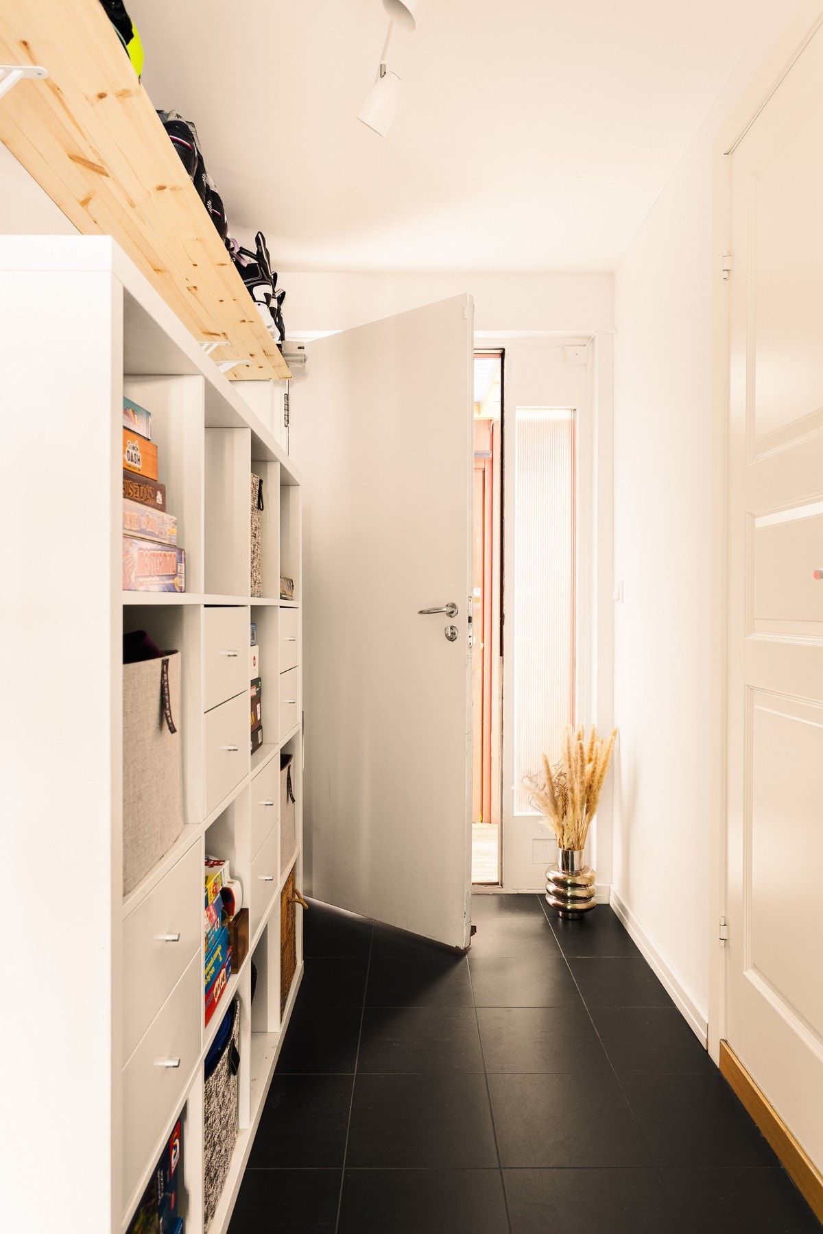 Videre fører gangen ut til markterrassen og redskapsboden på baksiden av boligen. Galleribilde