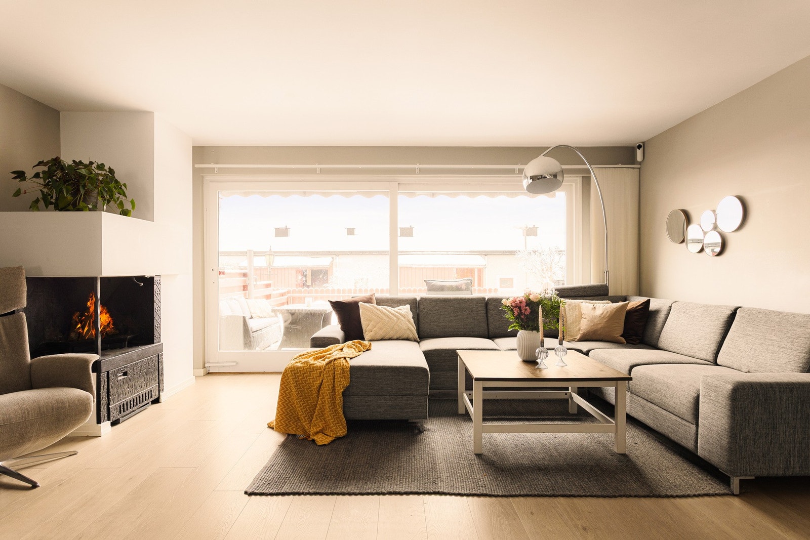 Store vindusflater og en praktisk skyvedør gir rikelig med naturlig lys og enkel adgang til markterrassen og hagen. Galleribilde