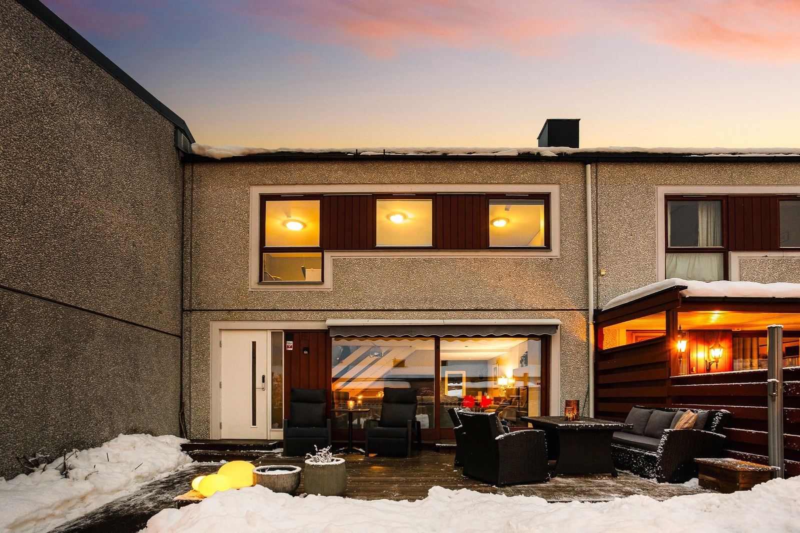 Inne i boligen får du en praktisk planløsning med delvis åpen stue/kjøkkenløsning, 2 baderom, samt fire soverom på samme plan. Galleribilde