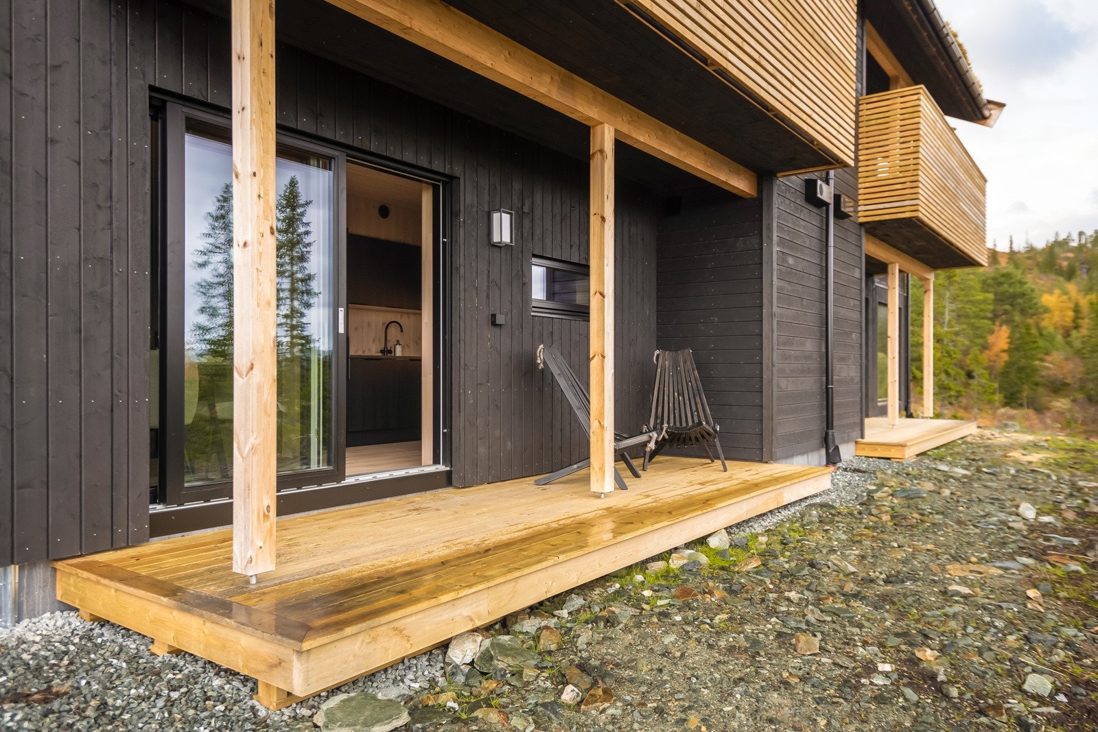 Leilighetene ligger med flott nærhet til alpinanlegget som gjør at hytten har ski in ski out, noe som er praktisk da barna/ungdommene kan finne veien til og fra skibakken på egenhånd Galleribilde