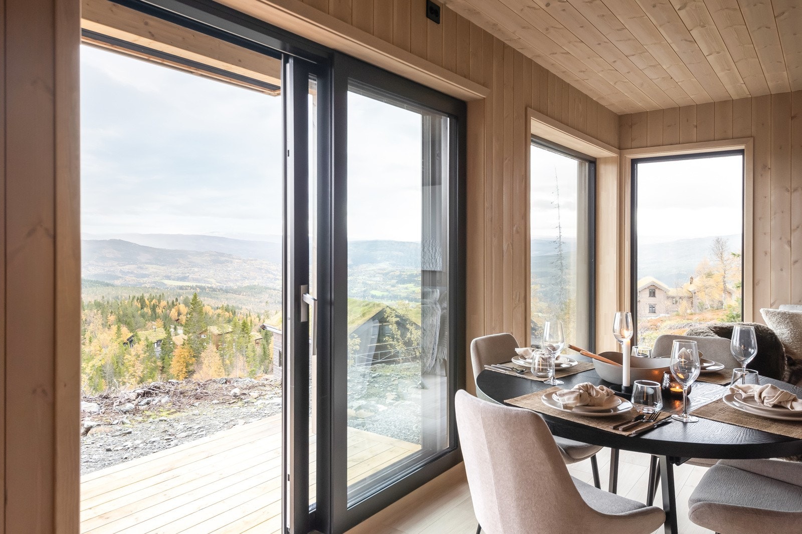 Fra stuen er det direkte utgang til terrasse/balkong hvor man kan nyte sol og fantastisk utsikt Galleribilde