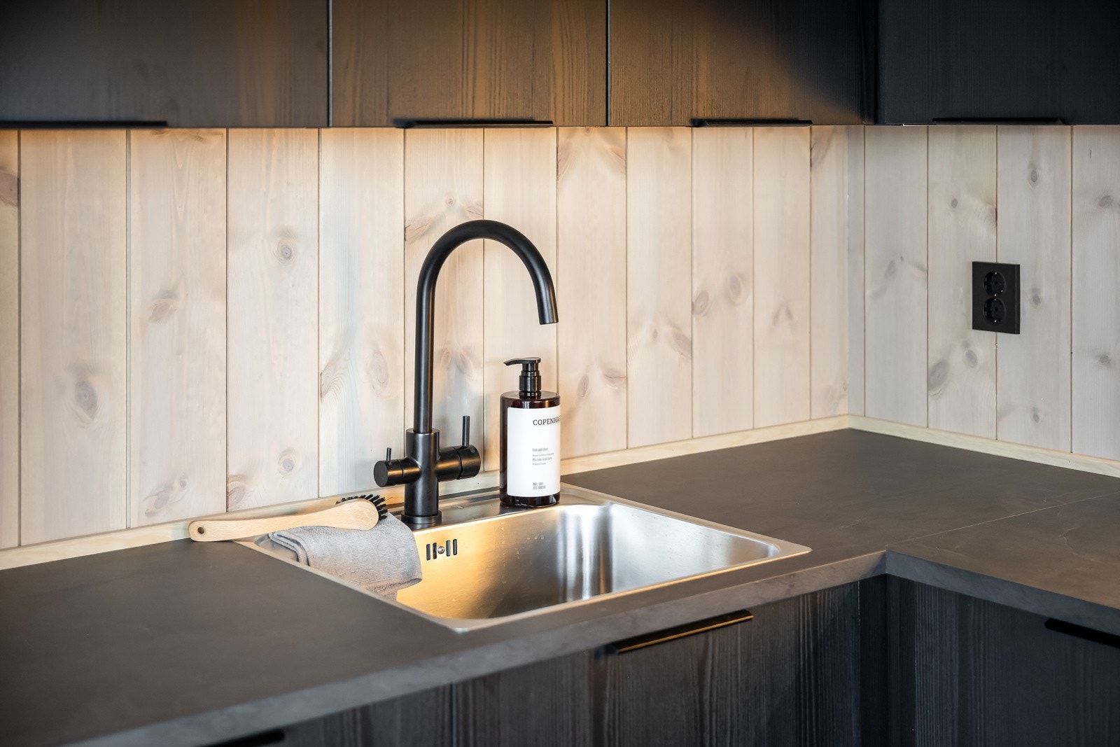 Hvitevarene er integrert i innredningen og består av stekeovn, induksjons-platetopp, oppvaskmaskin og kjøleskap med frysedel Galleribilde