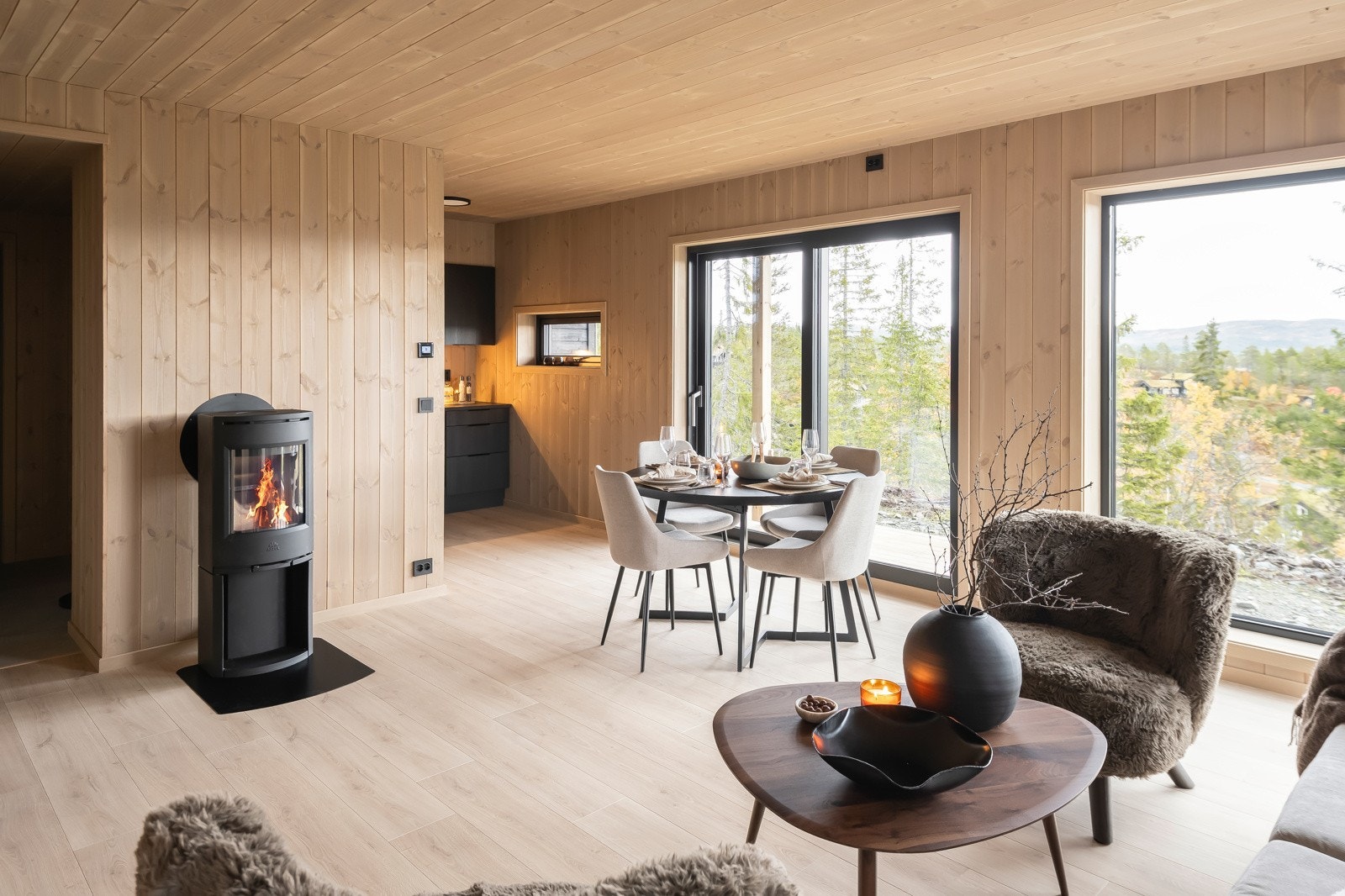 Sentralt i rommet er det plassert vedovn for effektiv oppvarming og god varmespreding. Vedovn fra Jøtul F134 uten sideglass Galleribilde