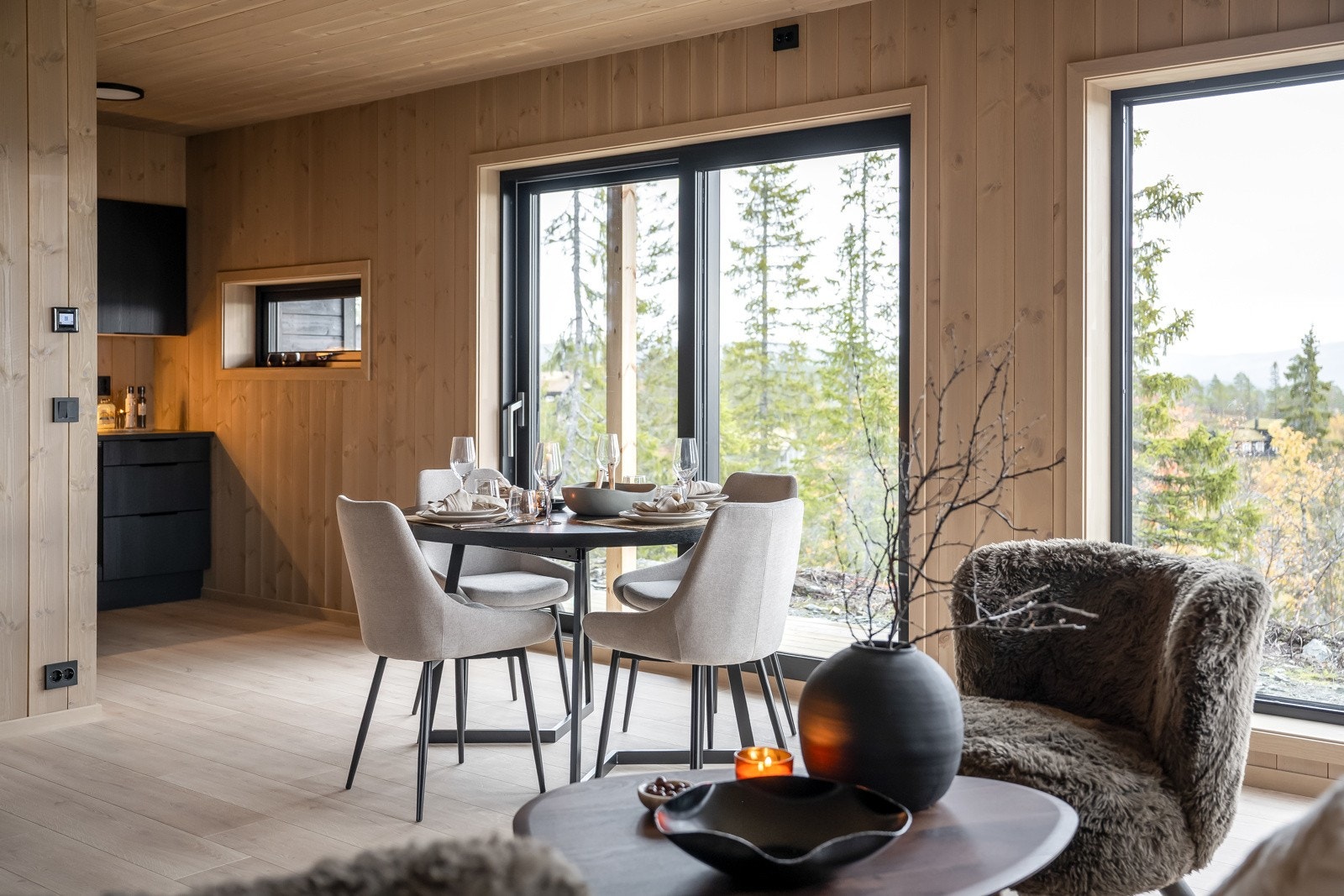 Kort vei til Meråker sentrum med dagligvarebutikker, café og bensinstasjon Galleribilde