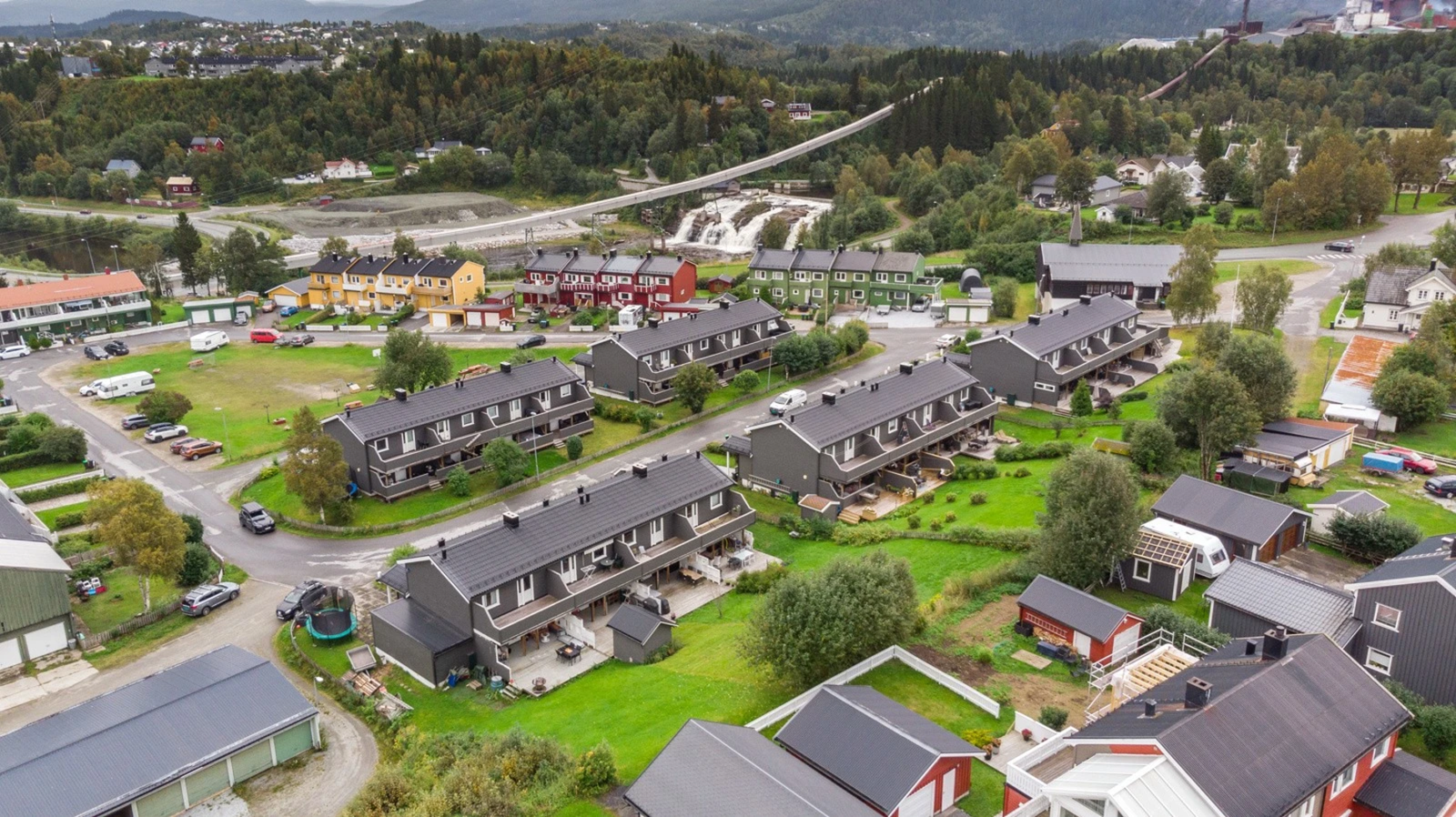 Her finner du en praktisk og fleksibel planløsning med plass til hele familien Galleribilde