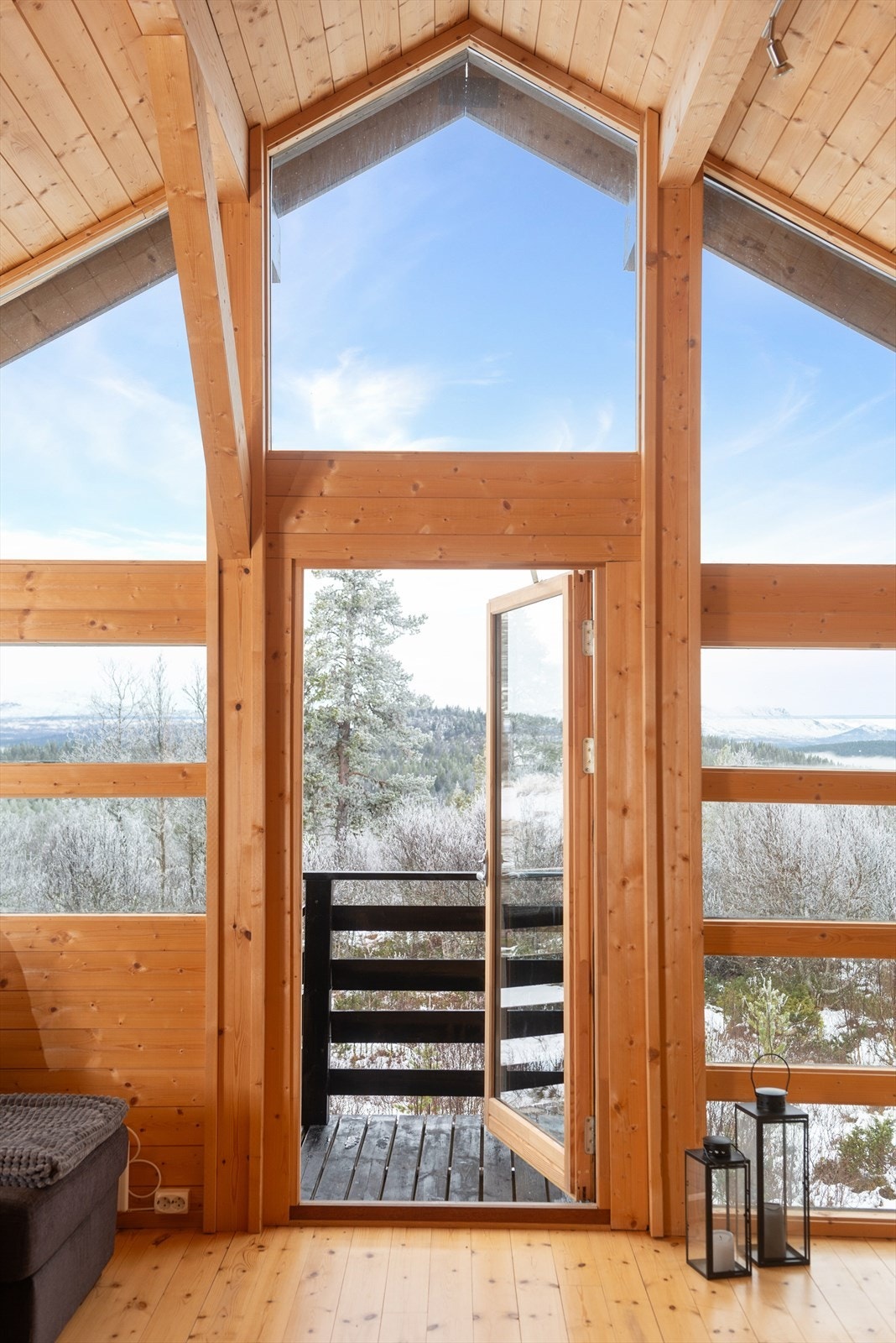 Fra stuen er det også utgang til trapp ned til terrenget Galleribilde