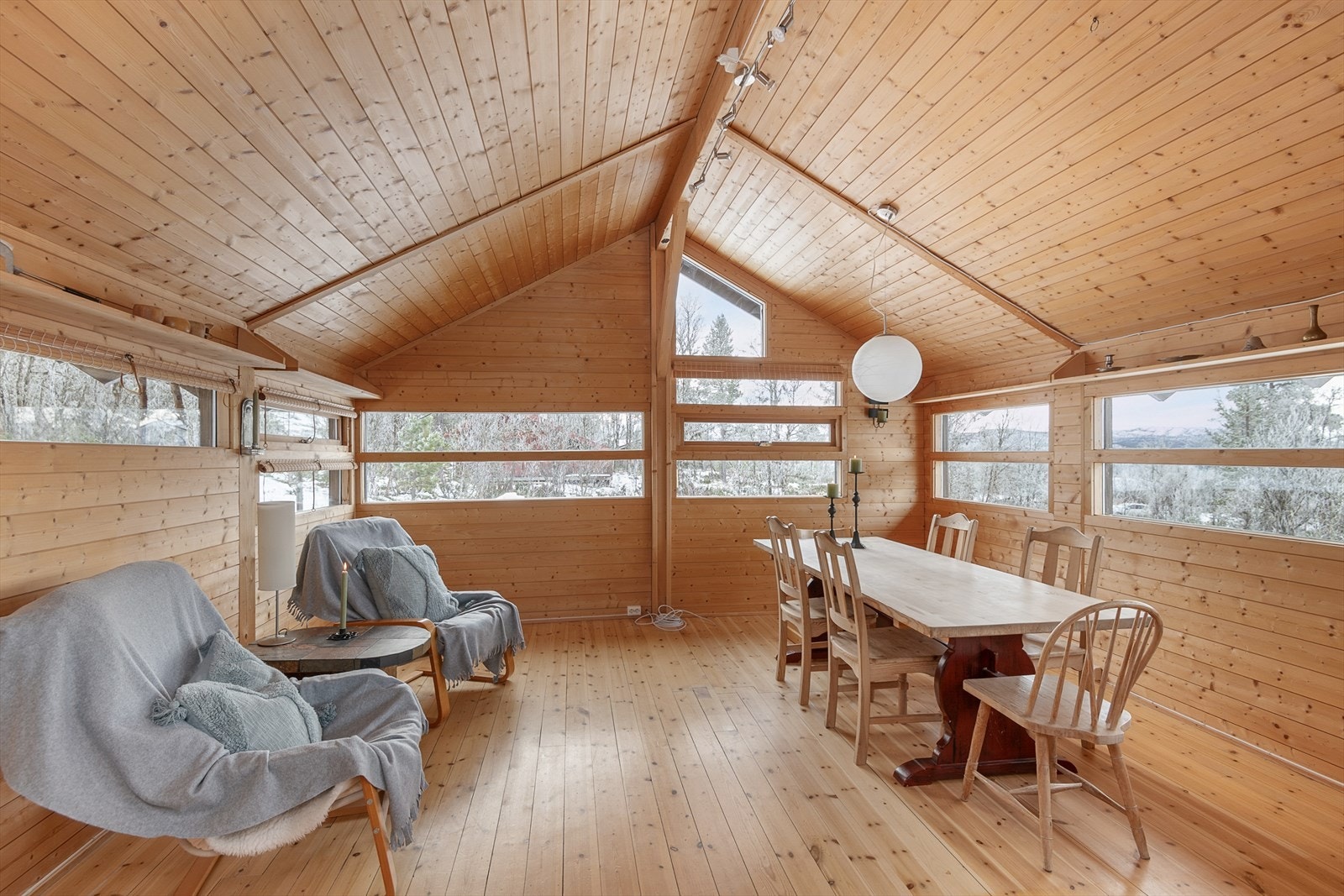 Spisestuen har også godt med vindusflater som gir naturlig lys til rommet Galleribilde