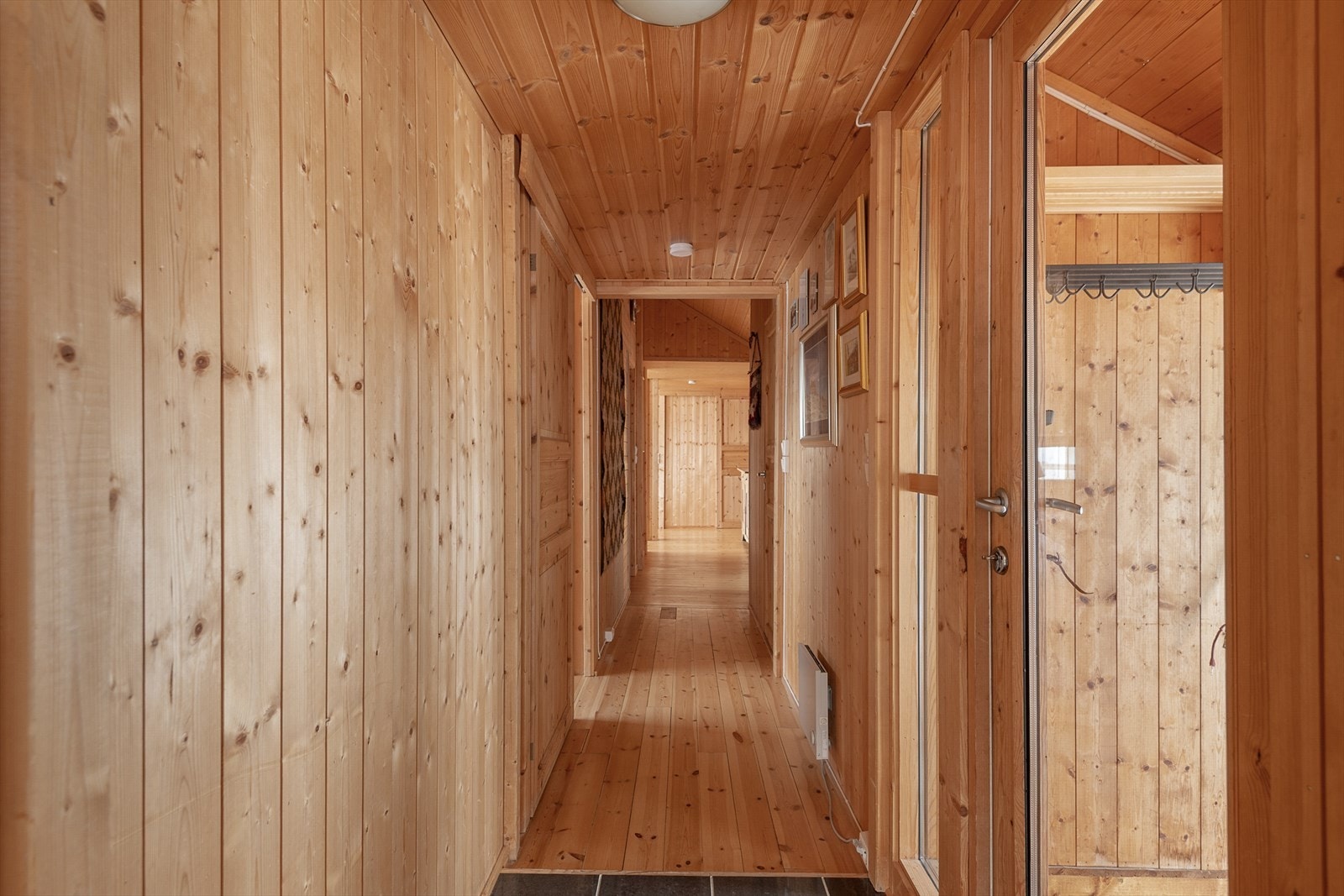 Fra mellomgang mot hyttas entré Galleribilde