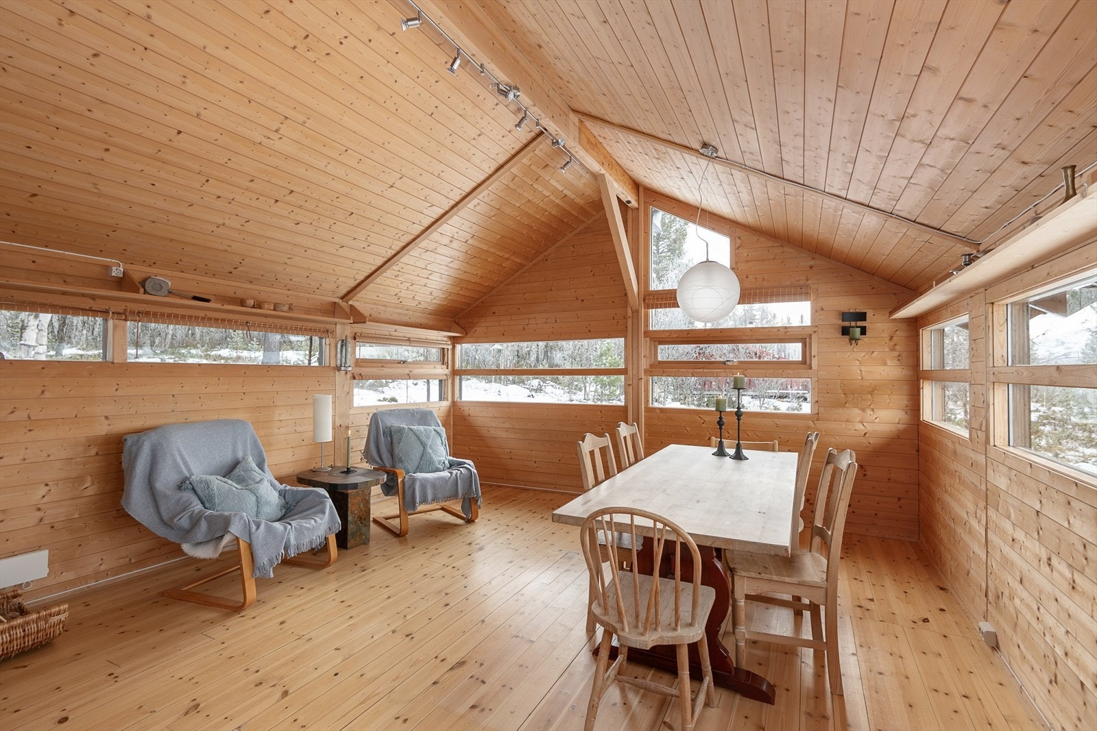 Spisestuen har som stuen skrå himlinger og åpent røste Galleribilde