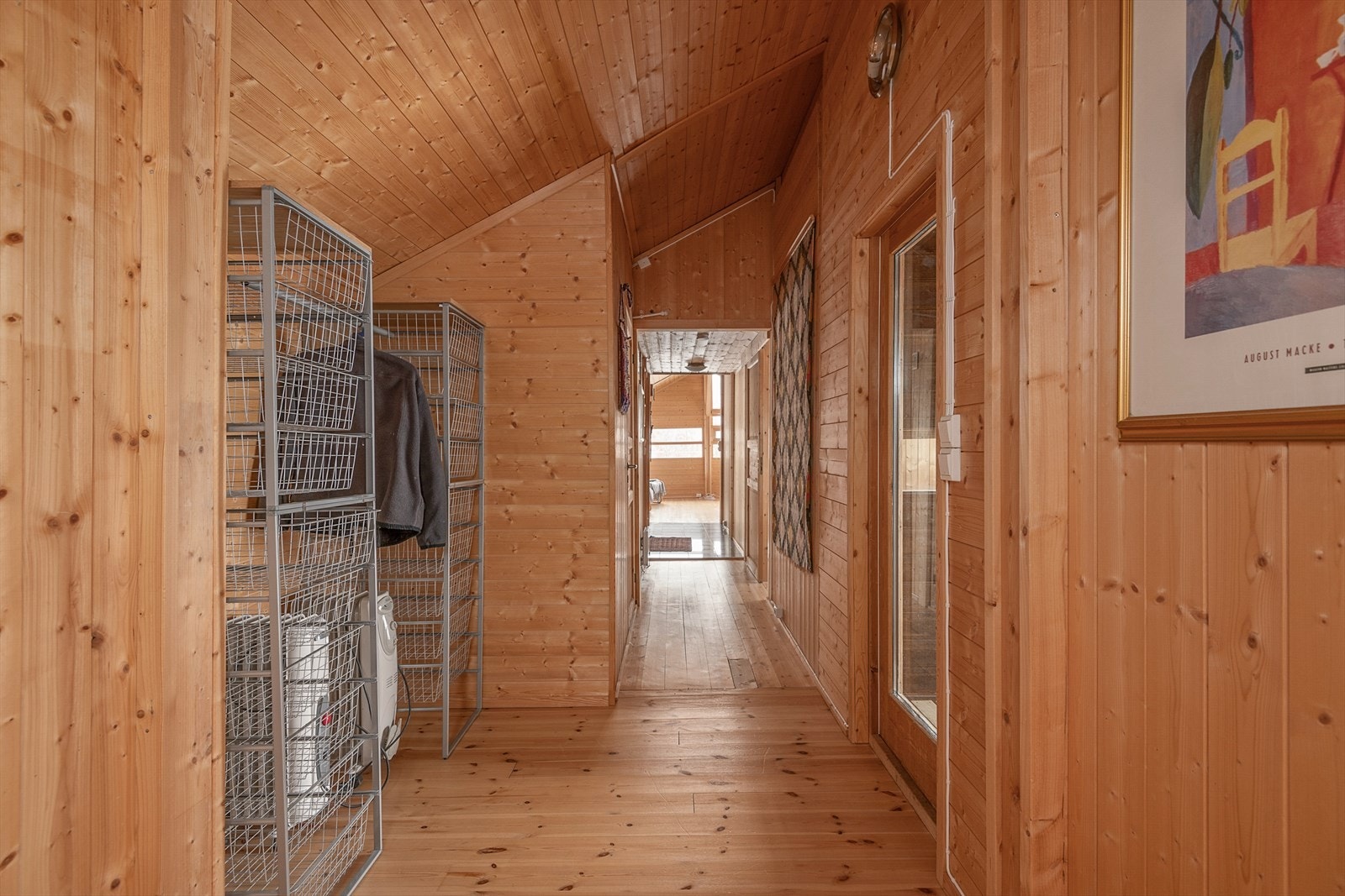 Fra mellomgang er det også utgang til framsiden av hytta Galleribilde