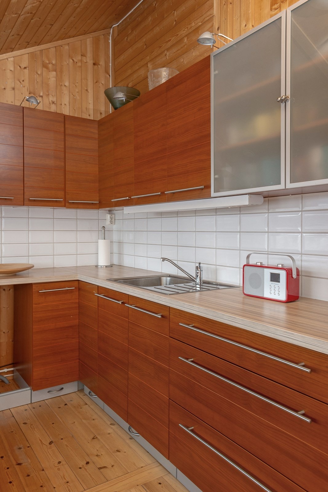 Vann bæres inn og fylles i sisterne. Fra sisterne er det plastrør og separate pumper til kjøkken og til bad Galleribilde