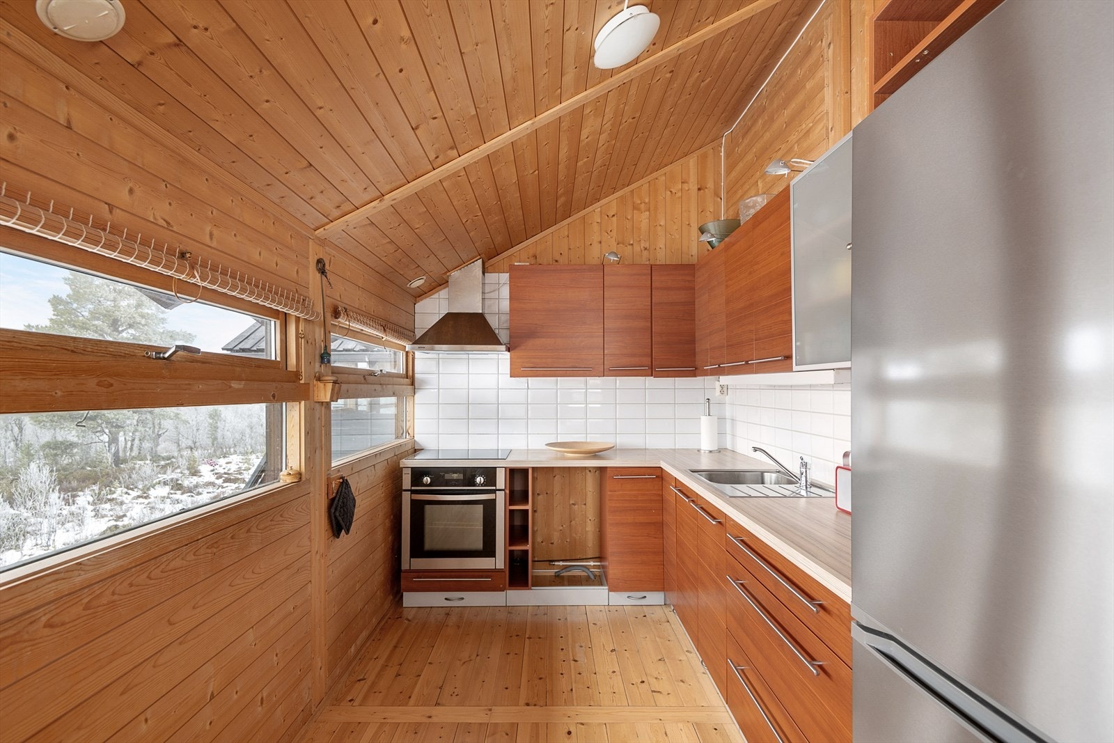 Kjøkkenet har innredninger i L-form Galleribilde