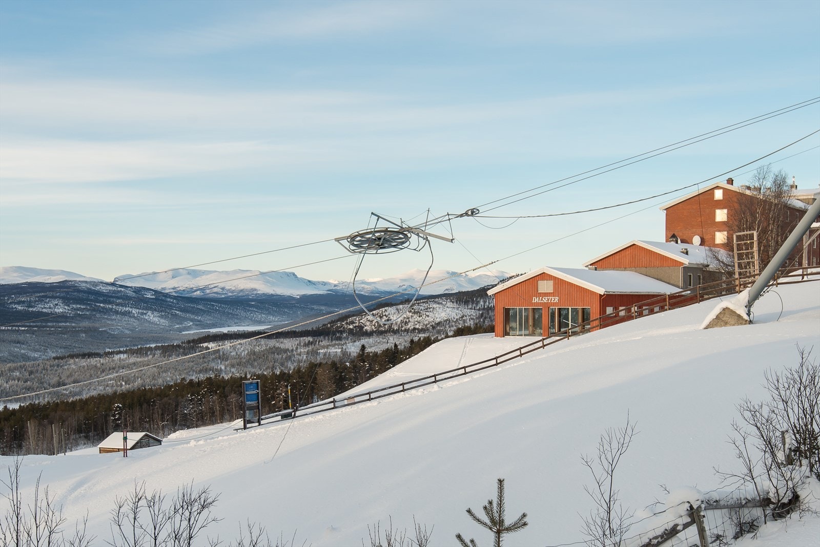 Dalseter Høyfjellshotell ligger like ved adkomsten til hyttefeltet Galleribilde