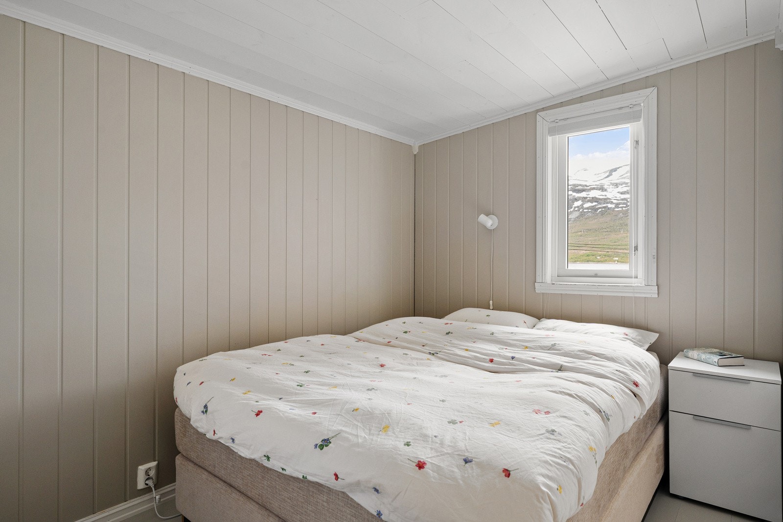 Hytta har flere rom og soverom av god størrelse og flott standard.