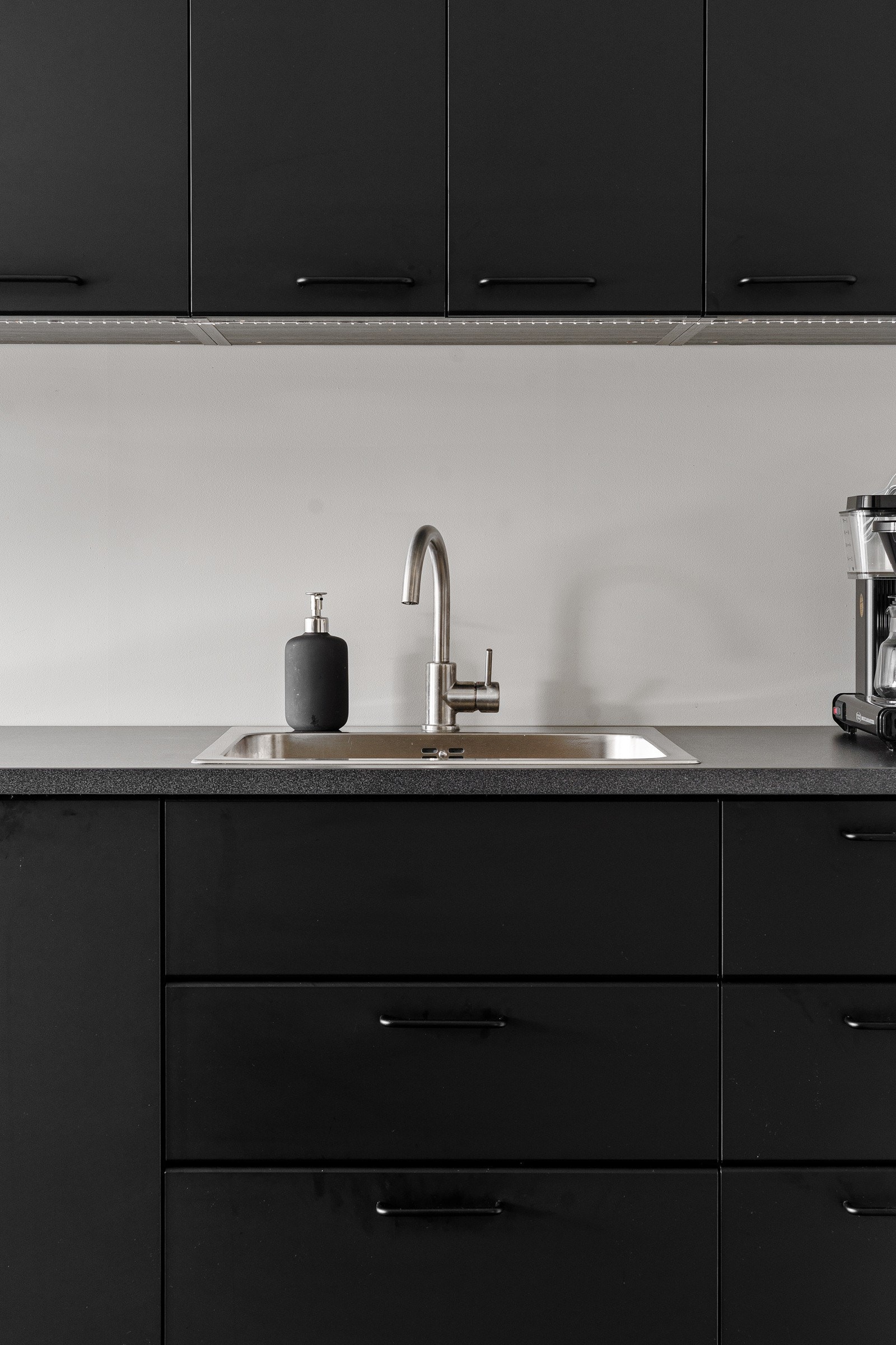 Hytta har innlagt vann.