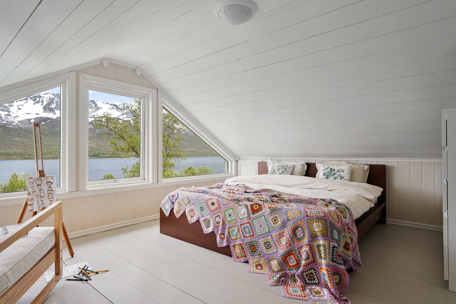 Meget innbydende rom, innredet som soverom, med fantastisk flott utsikt mot sjø og fjell.