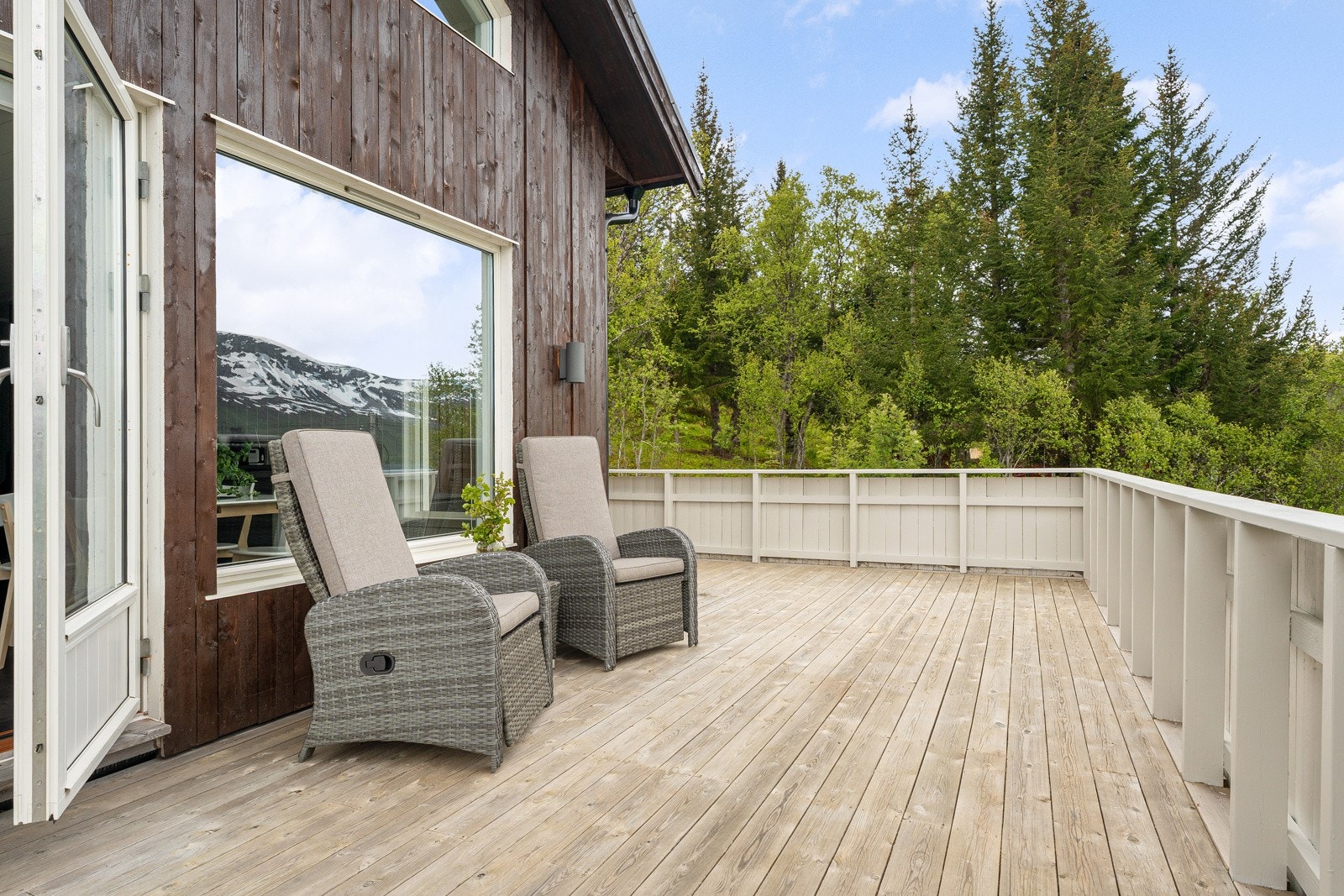 Strålende solforhold fra veranda.