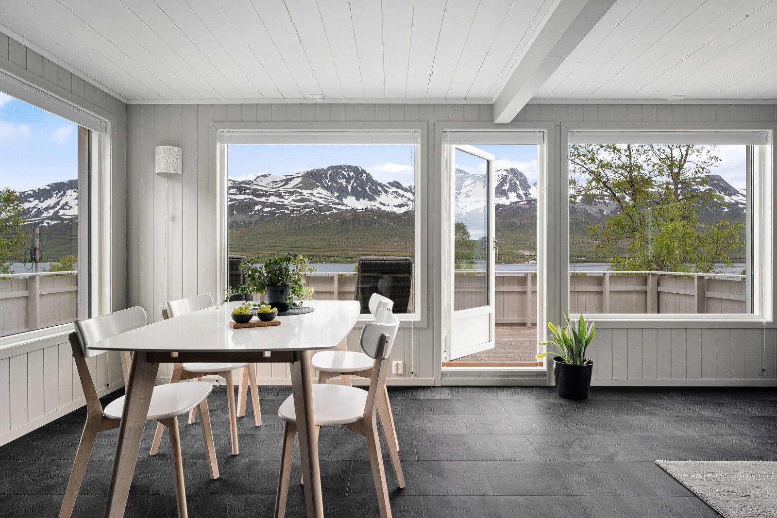 Spektakulær utsikt mot fjellene på Ringvassøya - rett fra spisebordet.