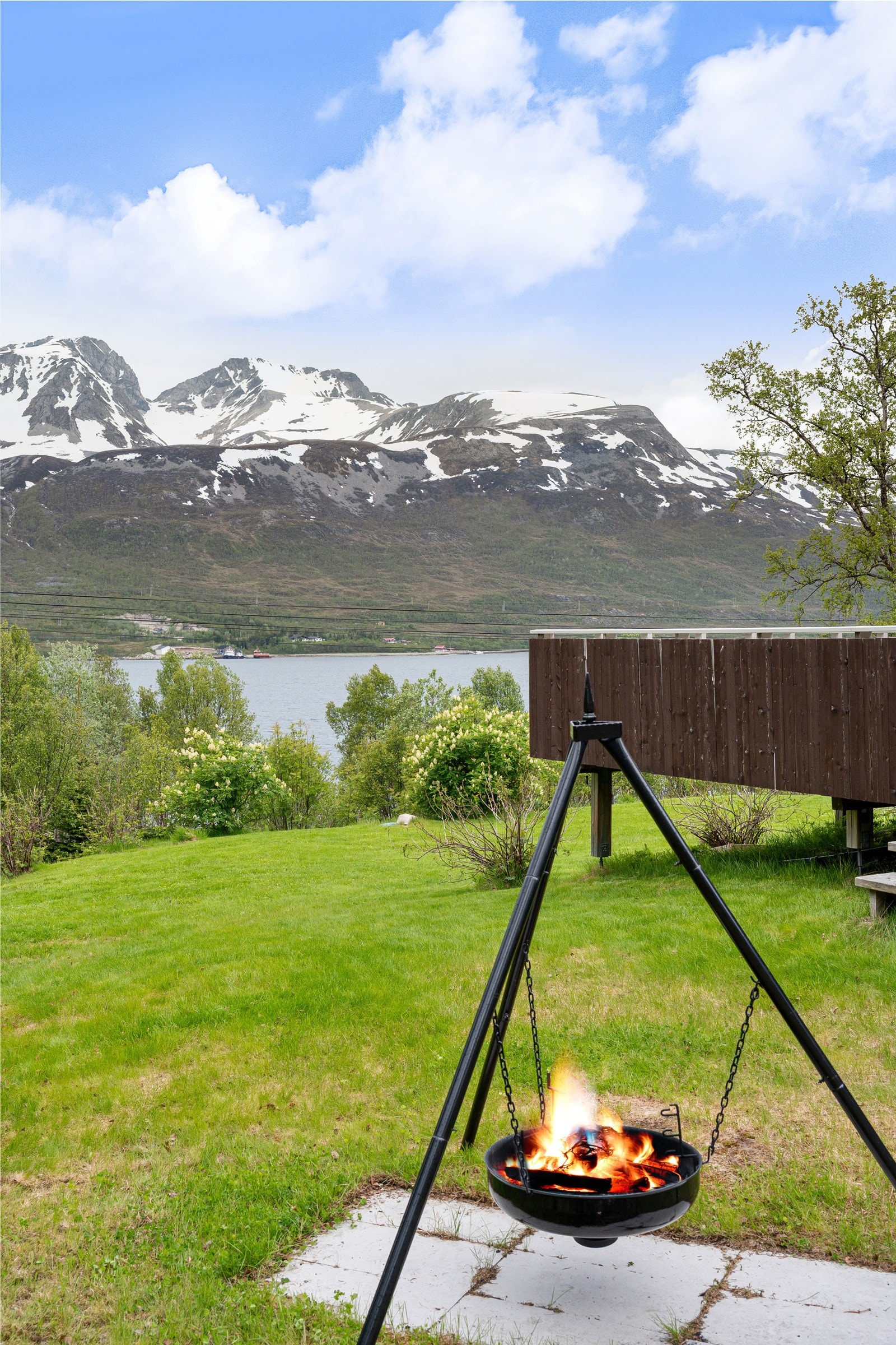 I hagen har du plass til bl.a. bålpanne.