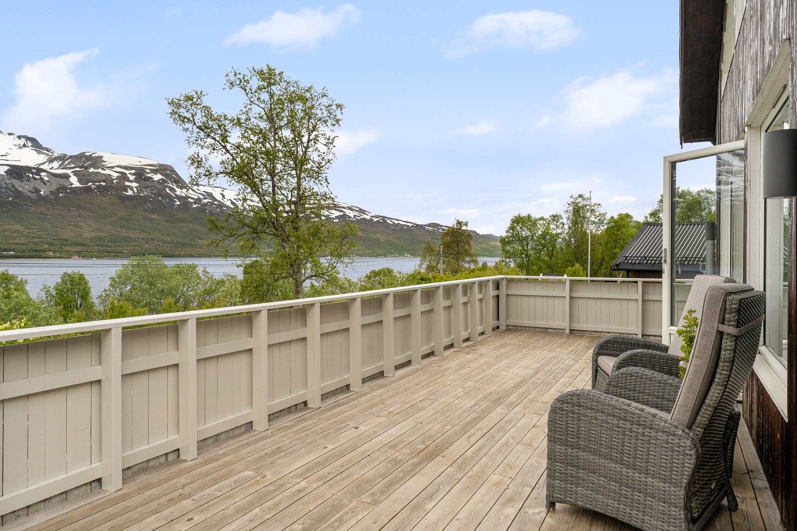 Flott, vestvendt veranda med god plass til ønsket utemøblement.