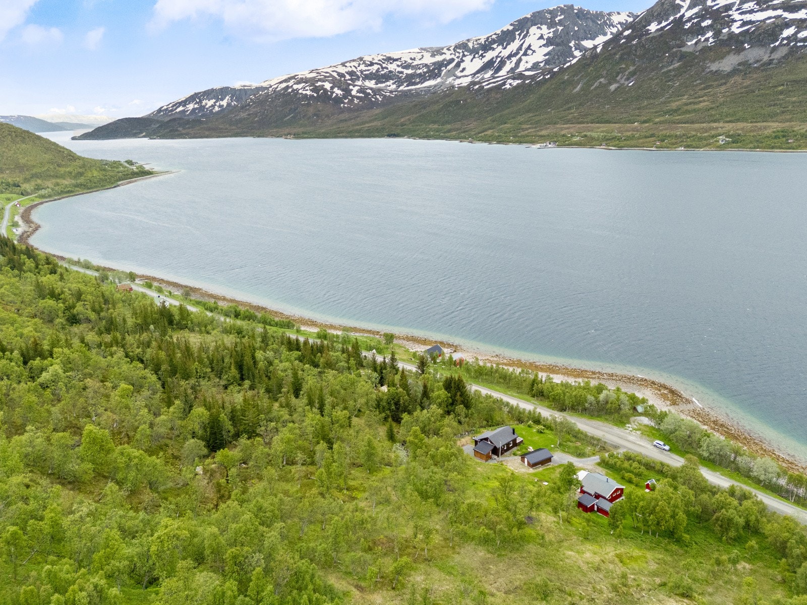 Det er ca. 10 minutter kjøring til hytta fra fergeleiet på Reinskard. Ca. 15 minutter til nærbutikken på Stakkvik.