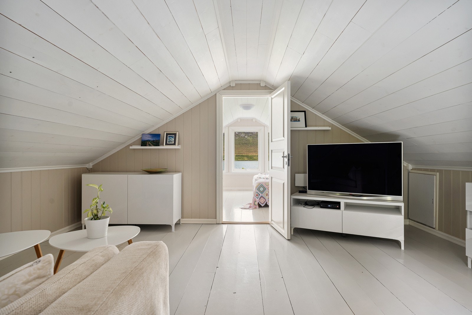 Hems som idag benyttes som loftstue hvor TV og barnas leker kan være.