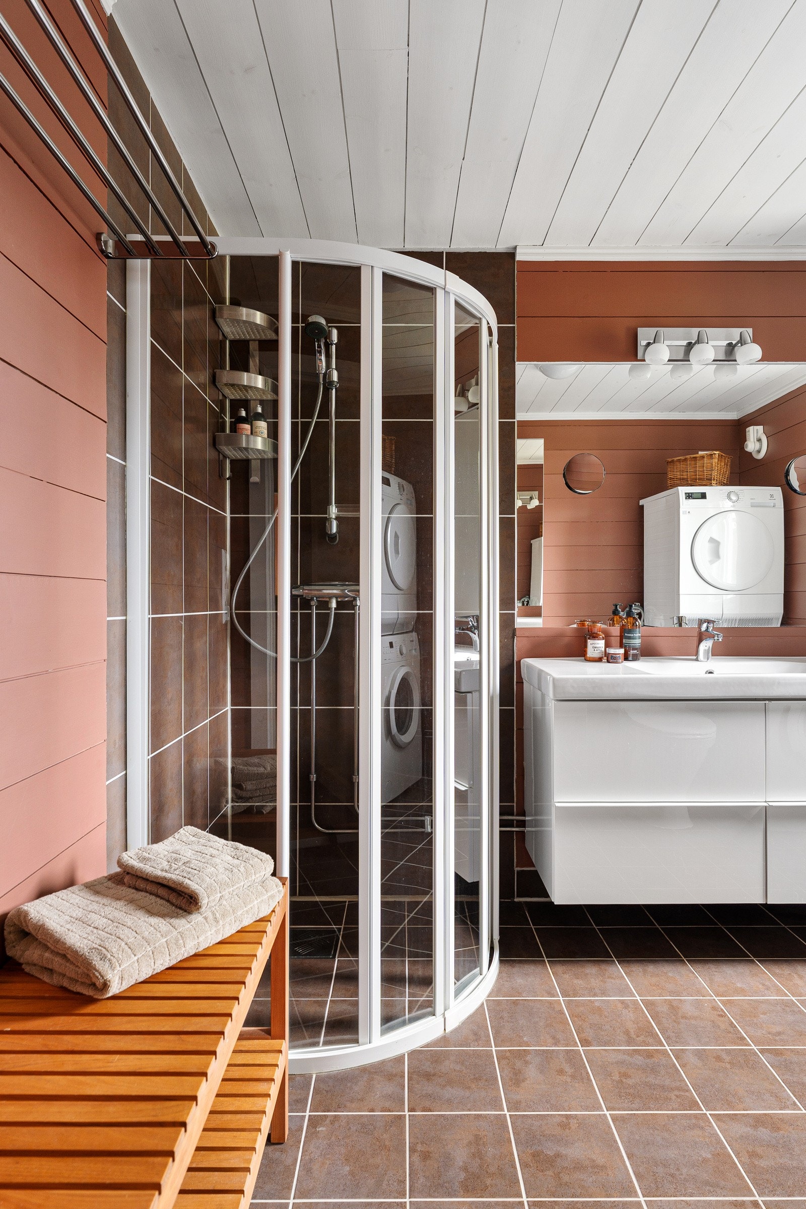 Her får du bl.a. dusjkabinett, servant, god innredning og toalett.