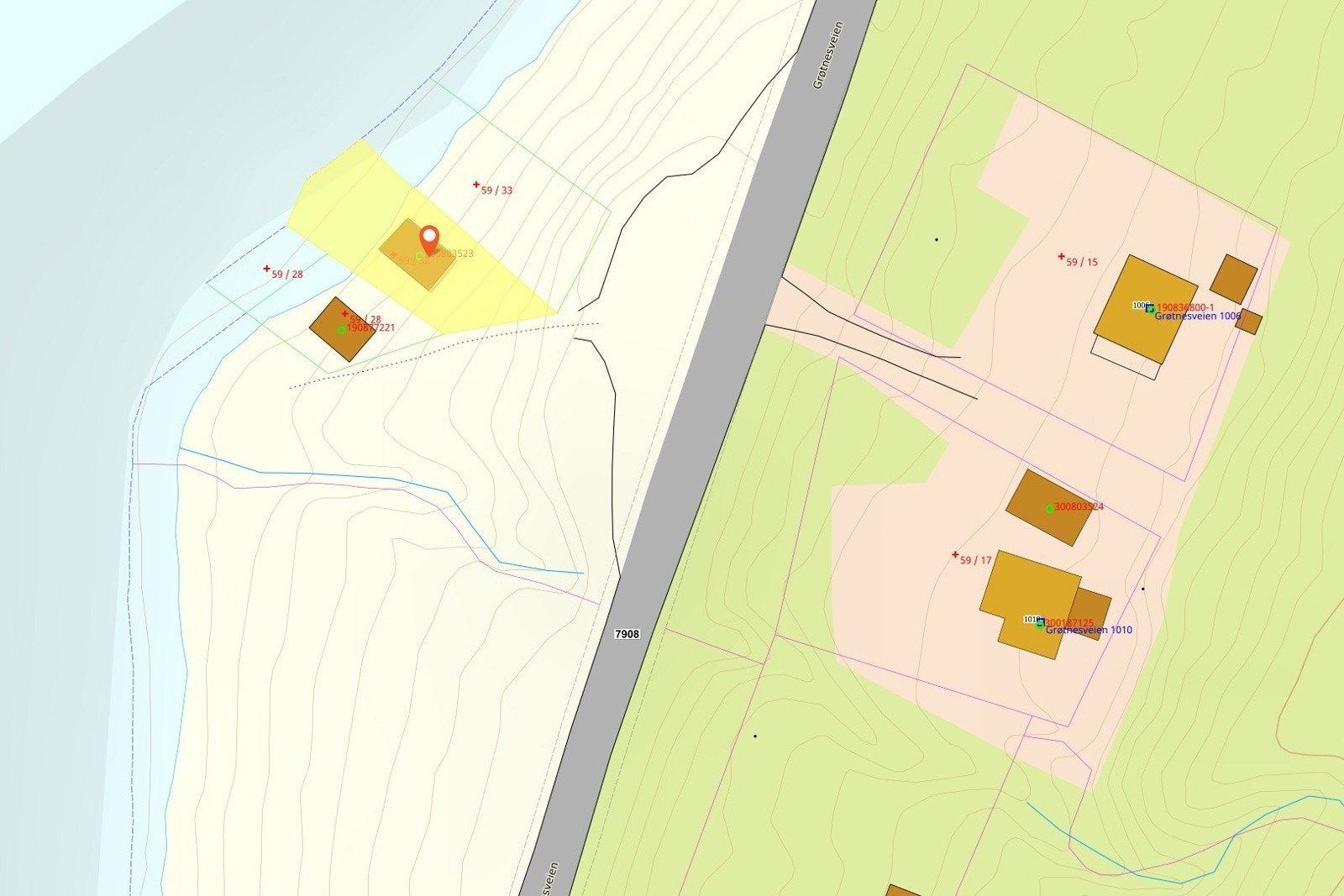 Oversiktskart over nausttomt og hytta.