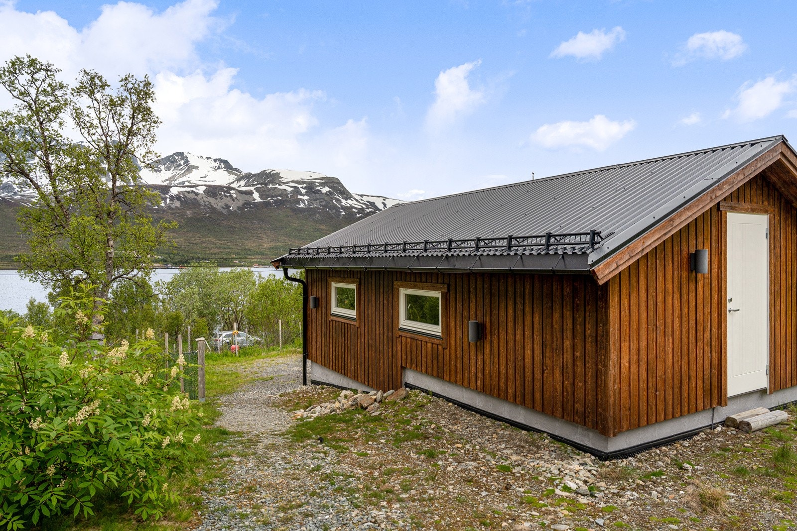 Garasjen er oppført av selger og gjenspeiler stilen til hytta.