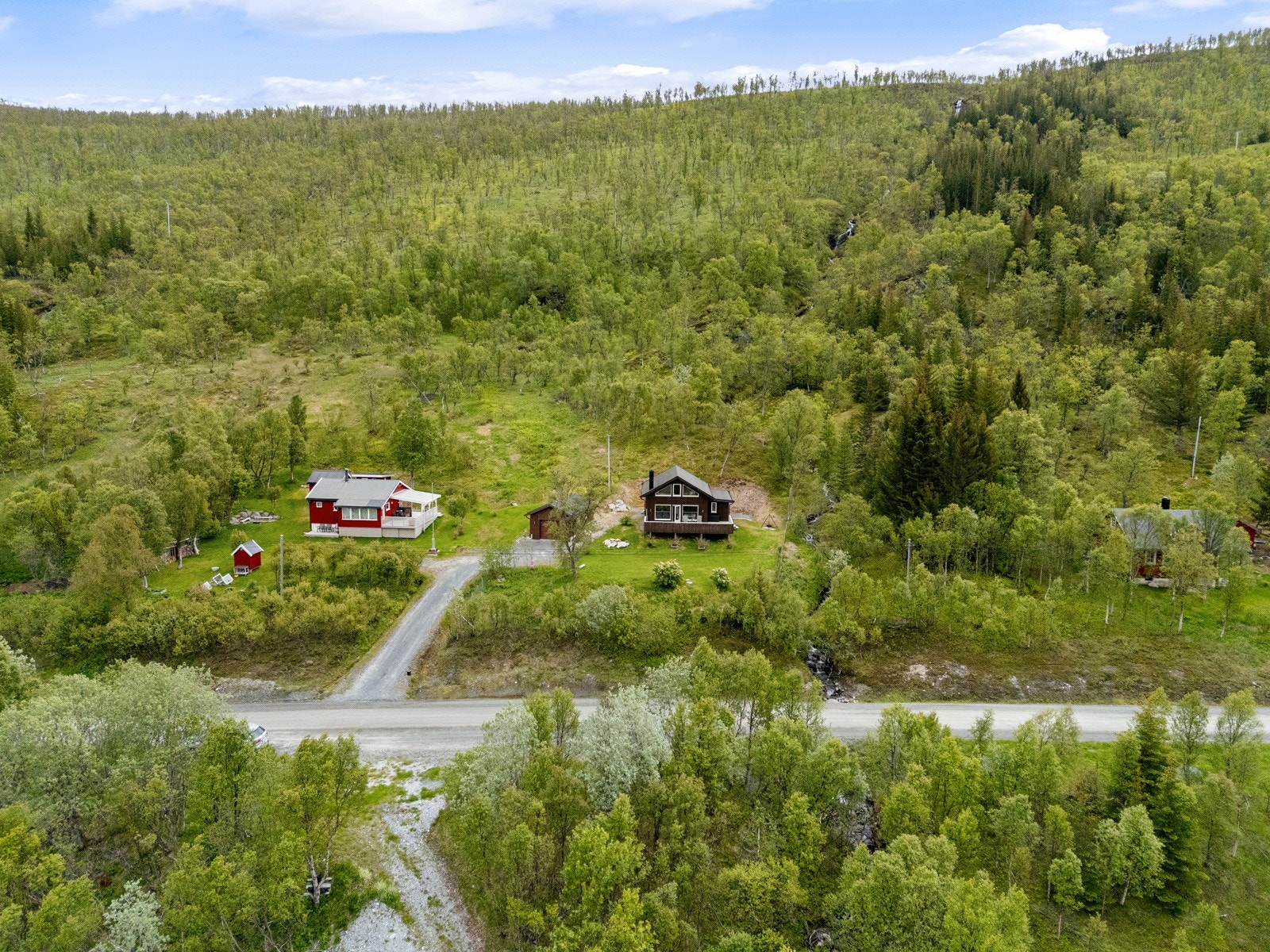 Eiendommen ligger godt over veien nedfor. Det foreligger godkjenning for oppføring av loft i naustet.